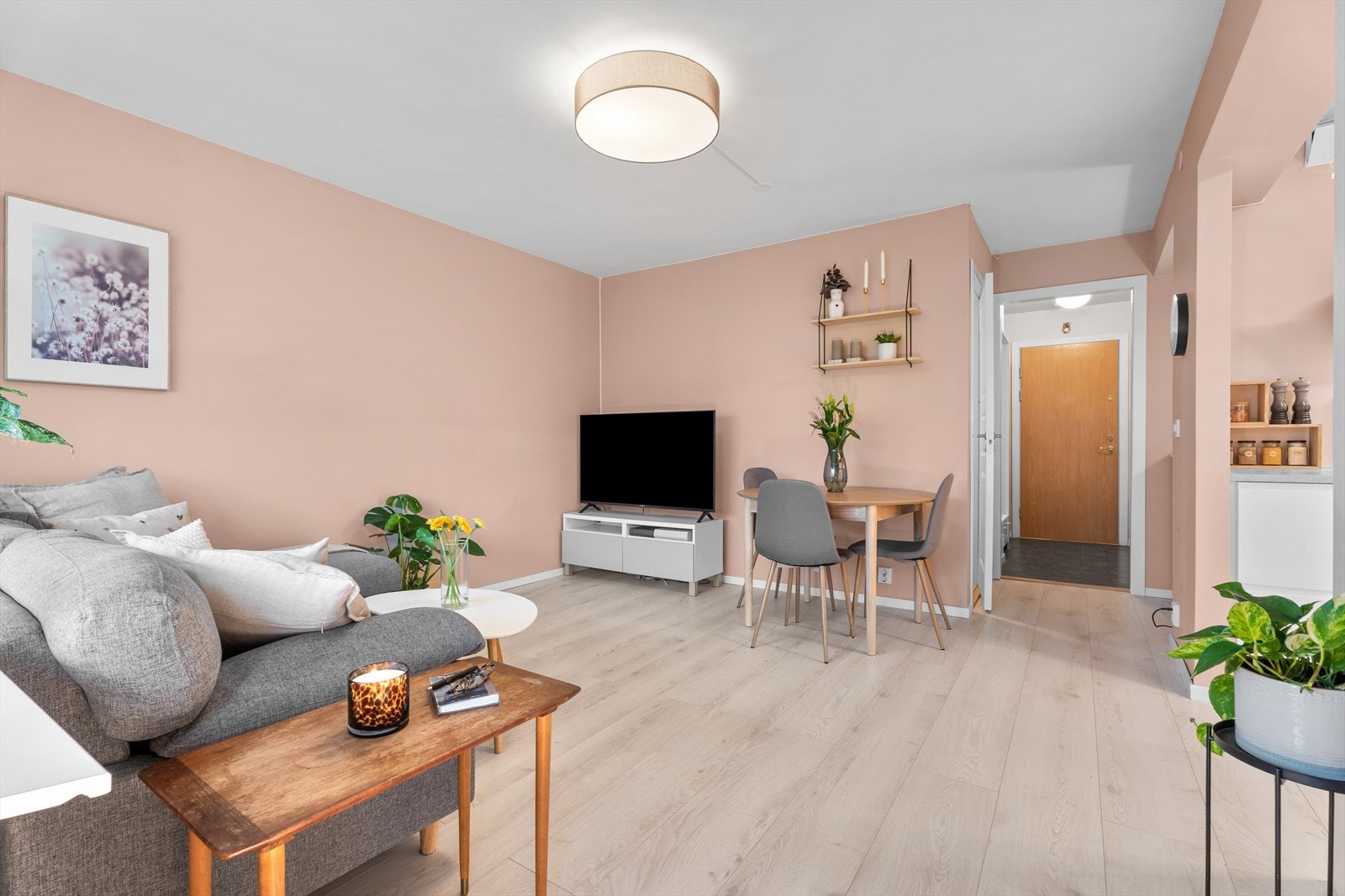 Stuen har plass til både sofagruppe og spisebord. Overflatene ble malt og laminatgulvet lagt i 2022. Galleribilde
