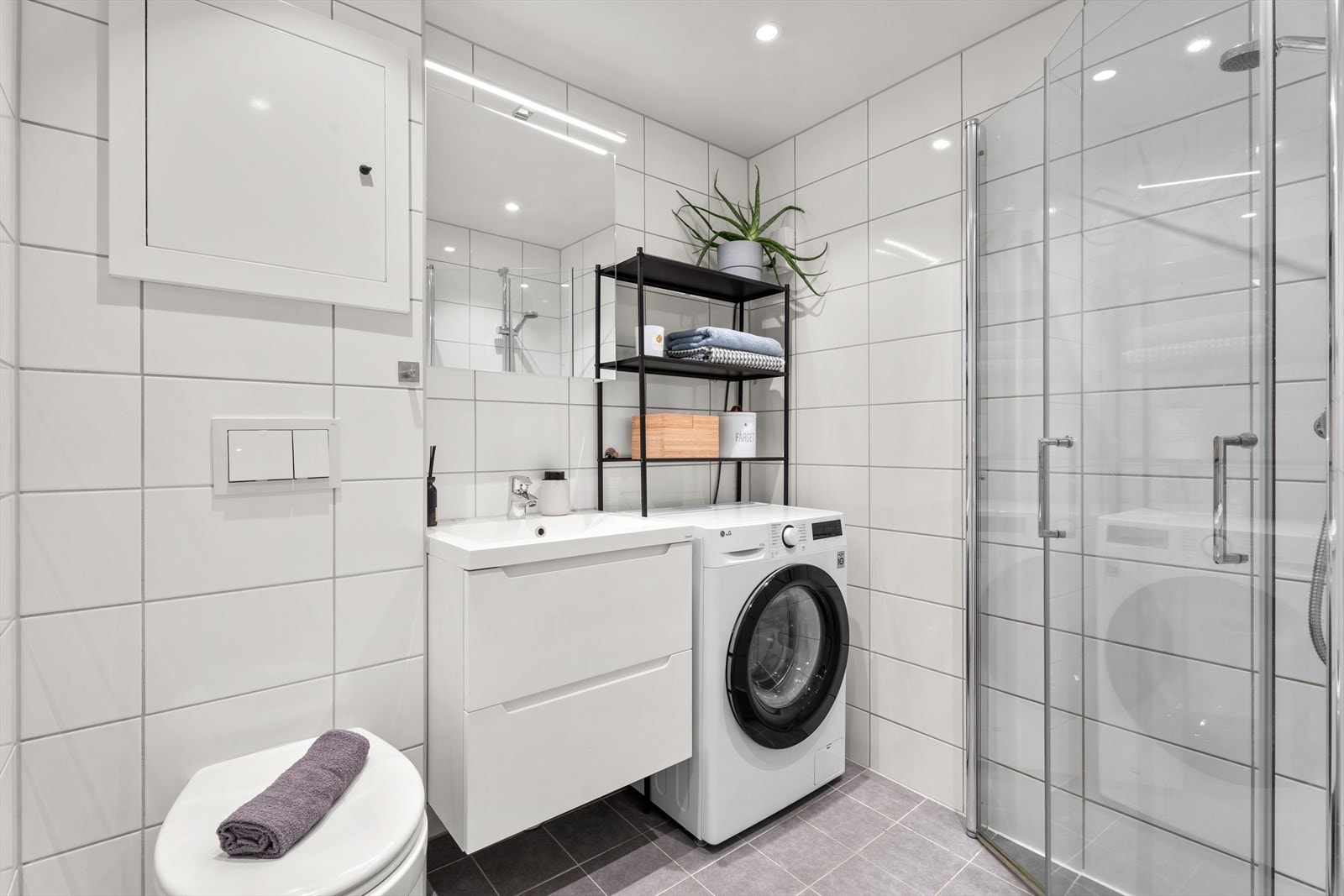 Badet ble oppusset i regi av borettslaget i 2021, med flislagte overflater, vegghengt toalett og opplegg for vaskemaskin. Galleribilde