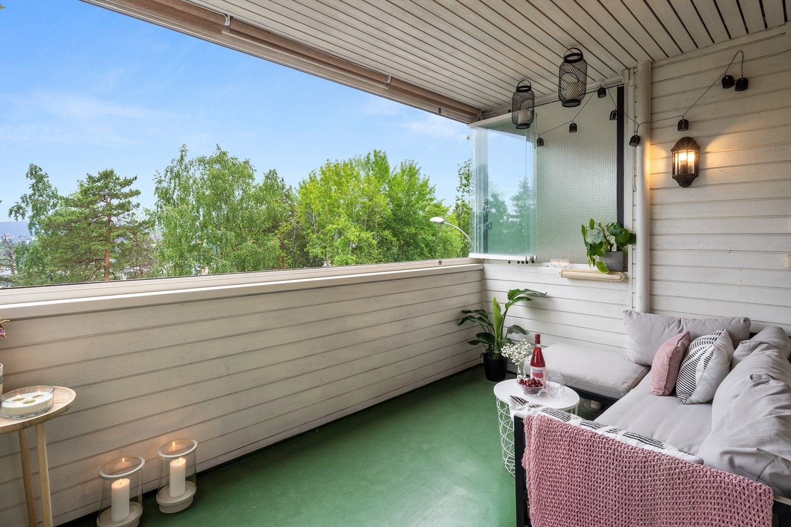 Det er plass til loungemøbler etter eget ønske. Solen får du tidlig ettermiddag til kveld! Galleribilde