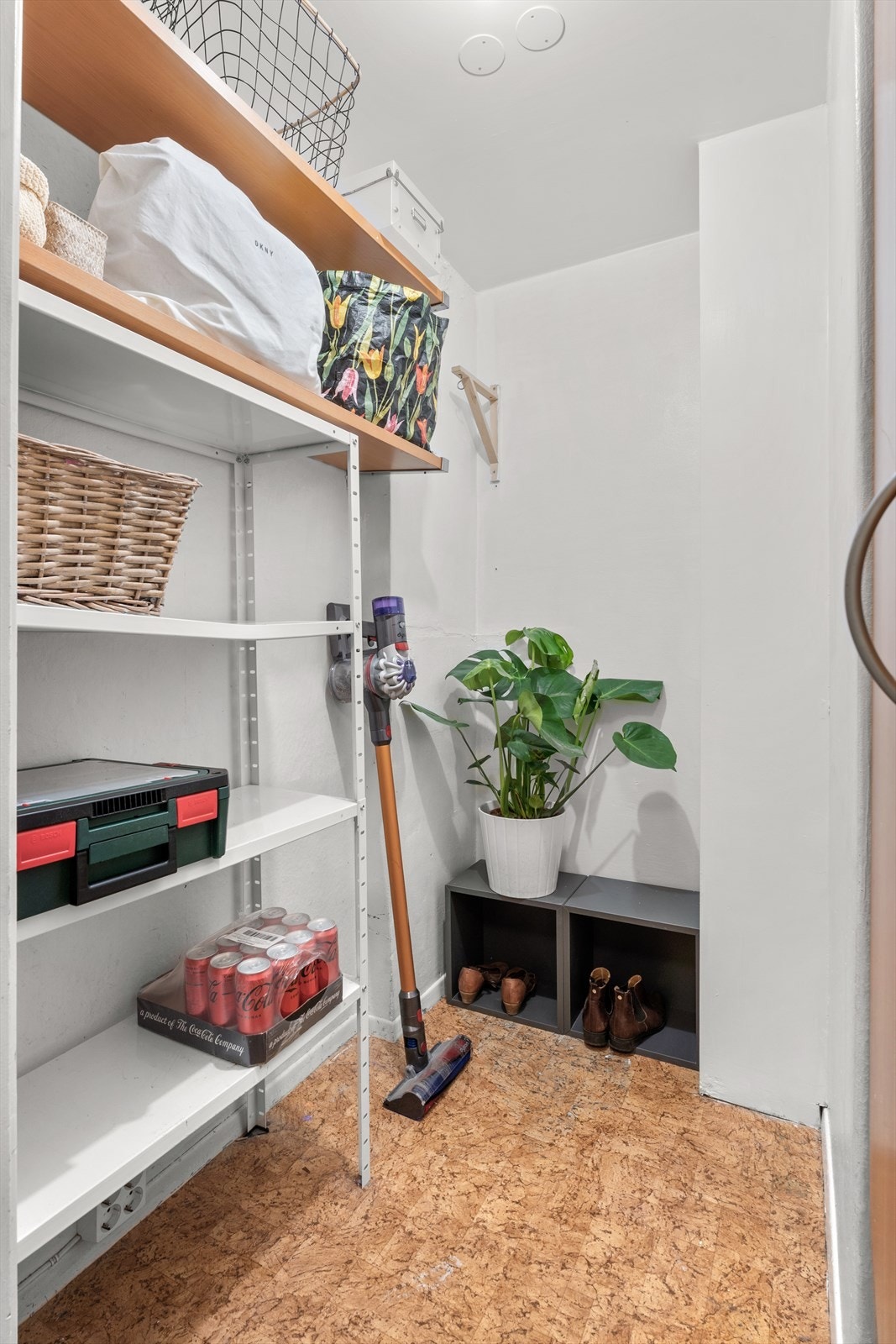Innvendig bod på ca. 2 m² gir godt med lagringsplass. I tillegg medfølger en ekstern kjellerbod på ca. 3,3 m². Galleribilde
