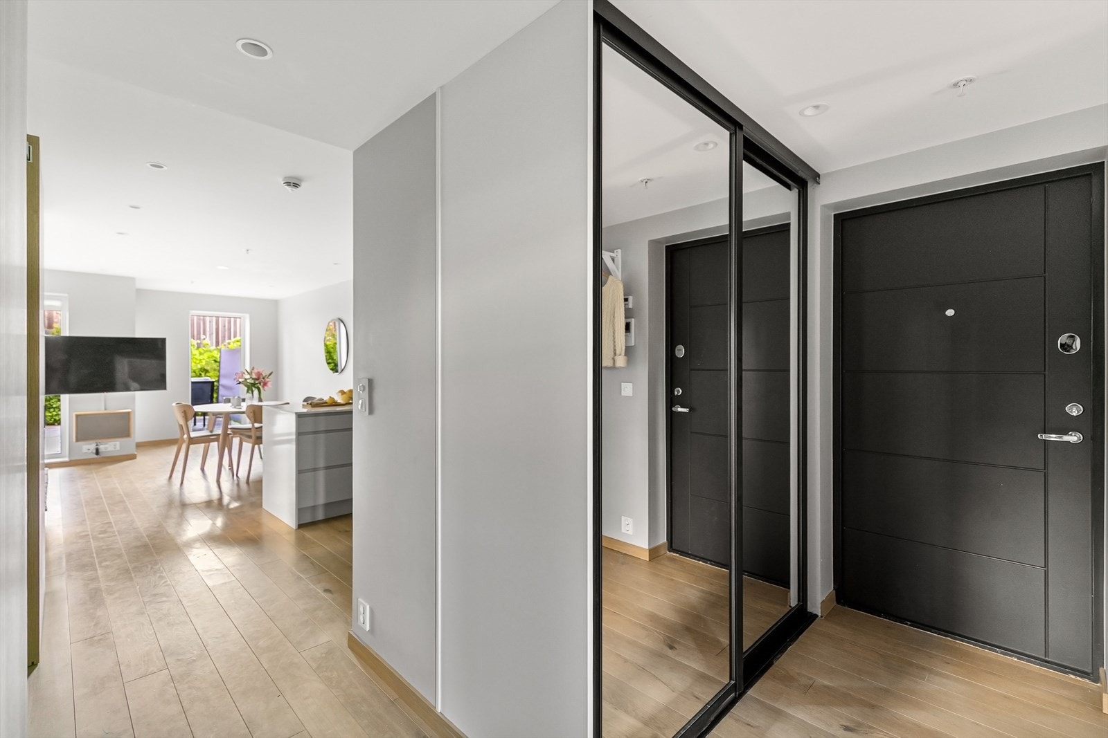 Inne møter du parkett på gulvet og en stor skyvedørsgarderobe med plass til yttertøy og sko. Galleribilde