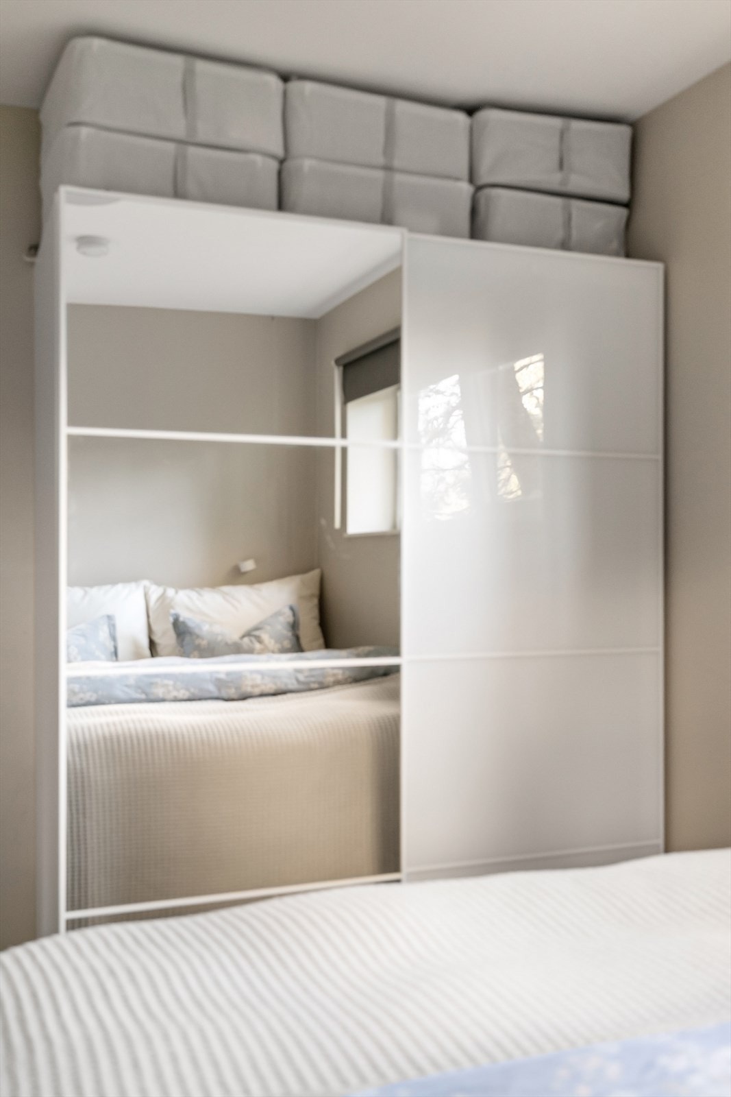 Hovedsoverommet har en romslig skyvedørsgarderobe for oppbevaring. Galleribilde