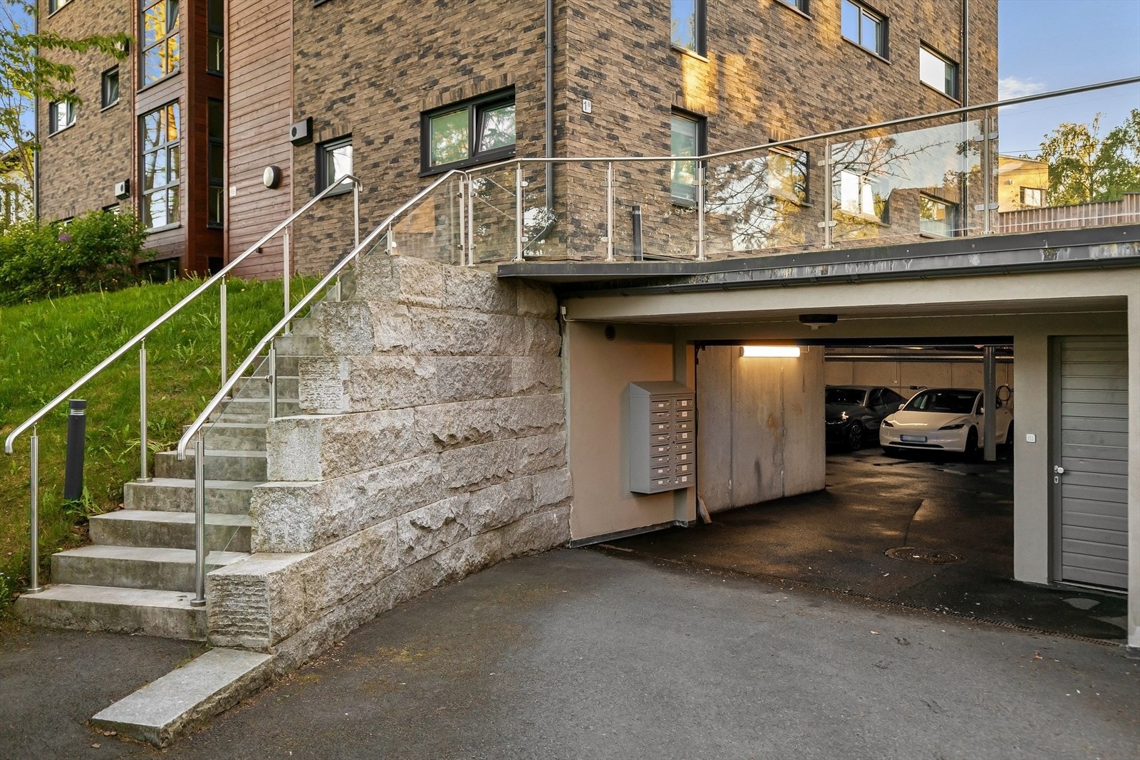 Til leiligheten hører en ekstern bod på 5 m² i kjelleren. Galleribilde