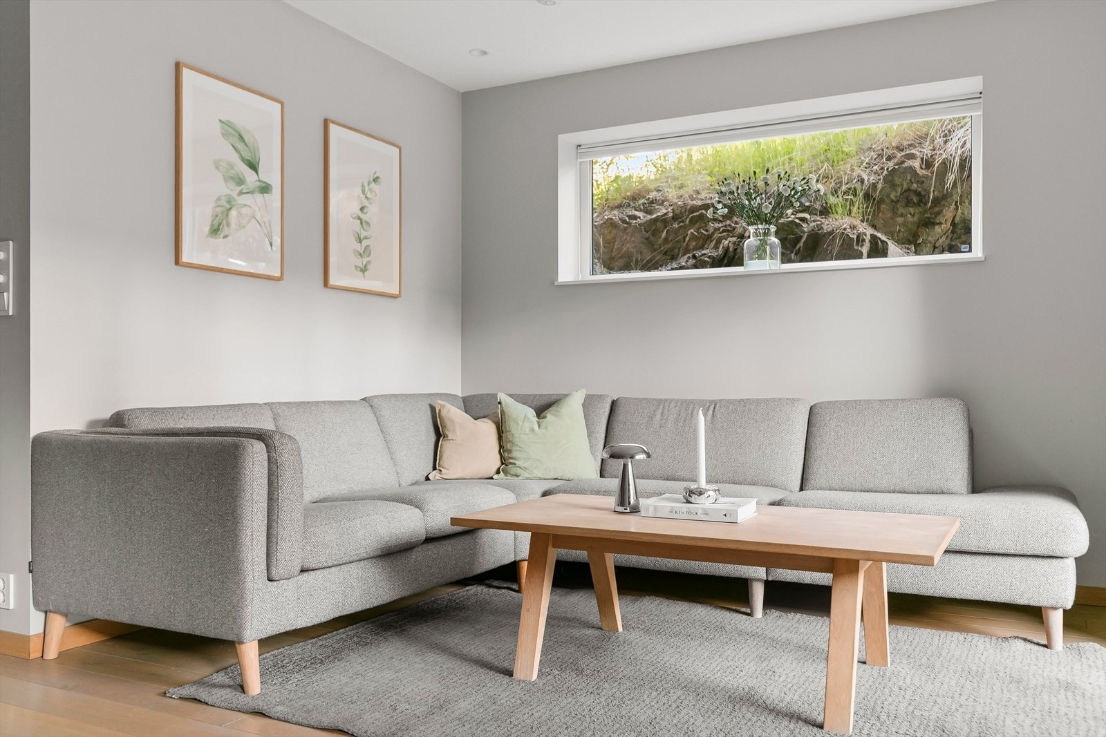 Stuen har god plass til både sofagruppe og spisebord. Galleribilde
