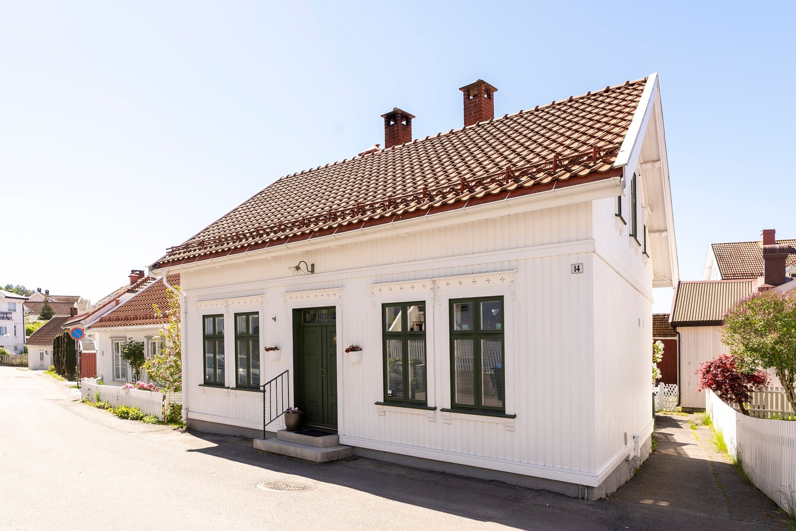 Et koselig inngangsparti i en historisk gate med gammel trehusbebyggelse, bare et steinkast fra bryggen Galleribilde