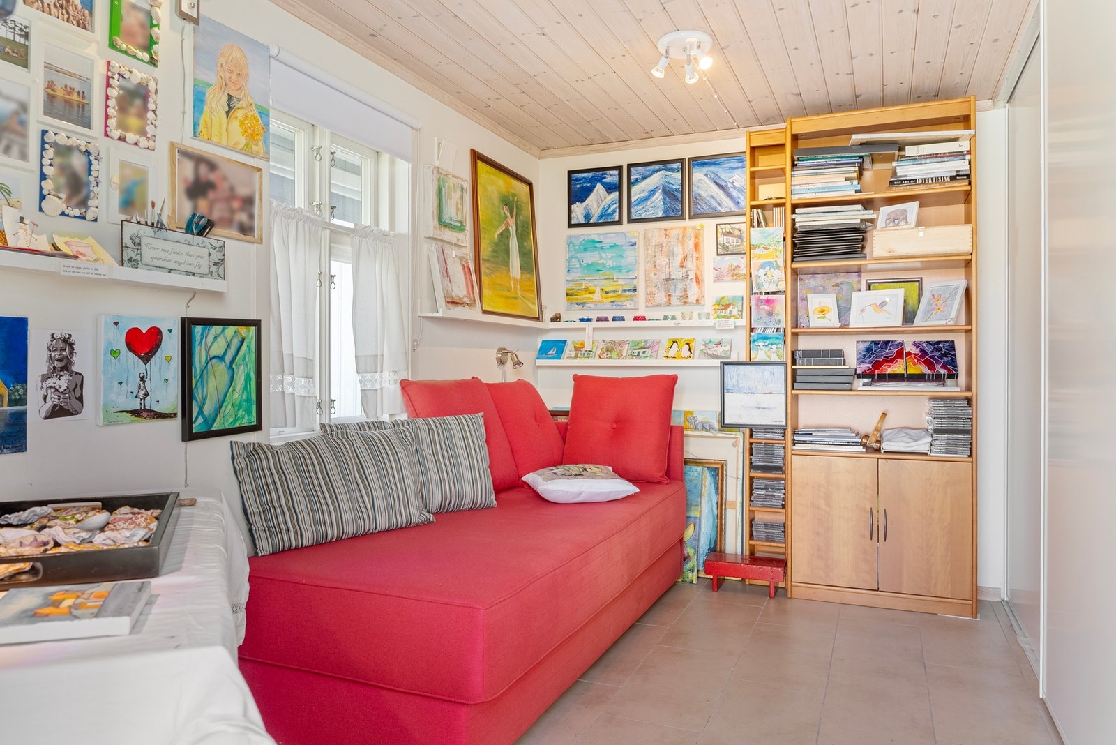 En isolert del som egner seg godt som atelier eller hobbyrom, med rom for kreativ utfoldelse Galleribilde
