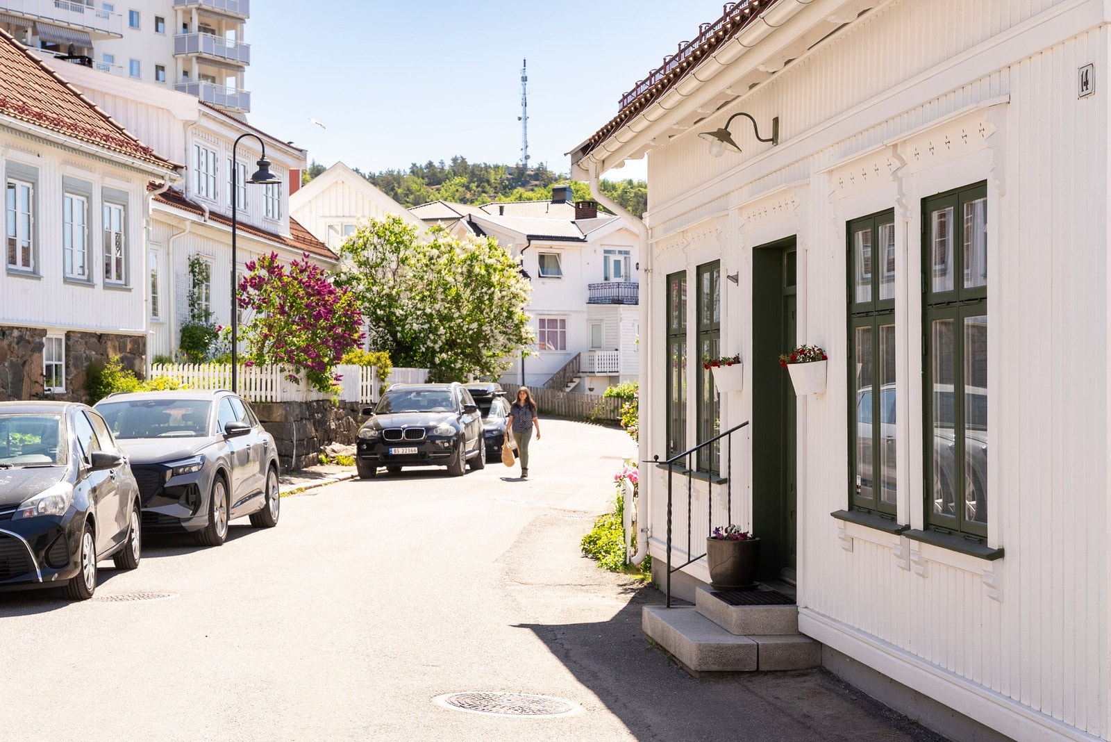 Bjerggata er en av byens eldste gater, med bebyggelse som for det meste består av lave trehus Galleribilde