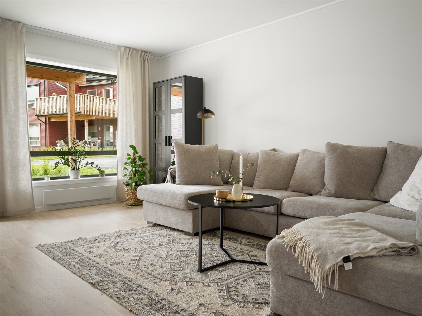 Stue i lyse farger med gode lysinnslipp Galleribilde