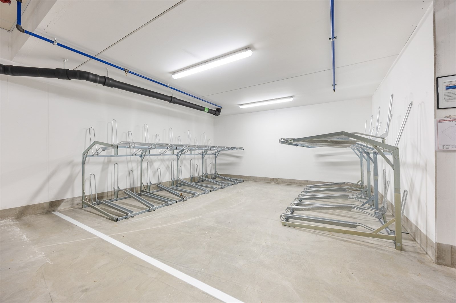 Sameiet har felles sykkelparkering i garasjekjelleren. Galleribilde