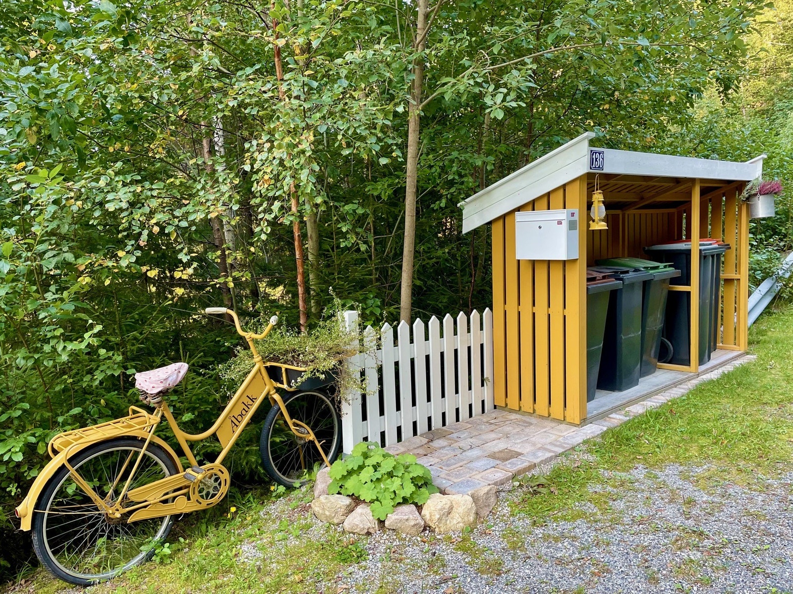 Pent skur for renovasjonsdunker Galleribilde