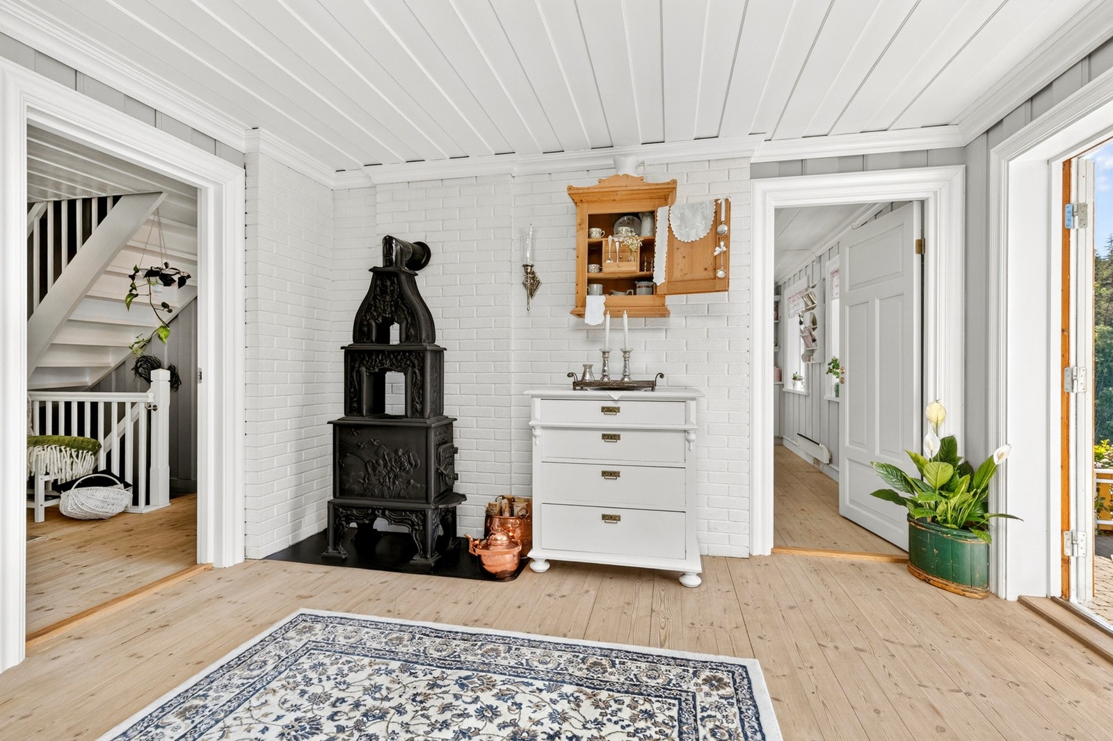 Flott etasjeovn i stuen Galleribilde