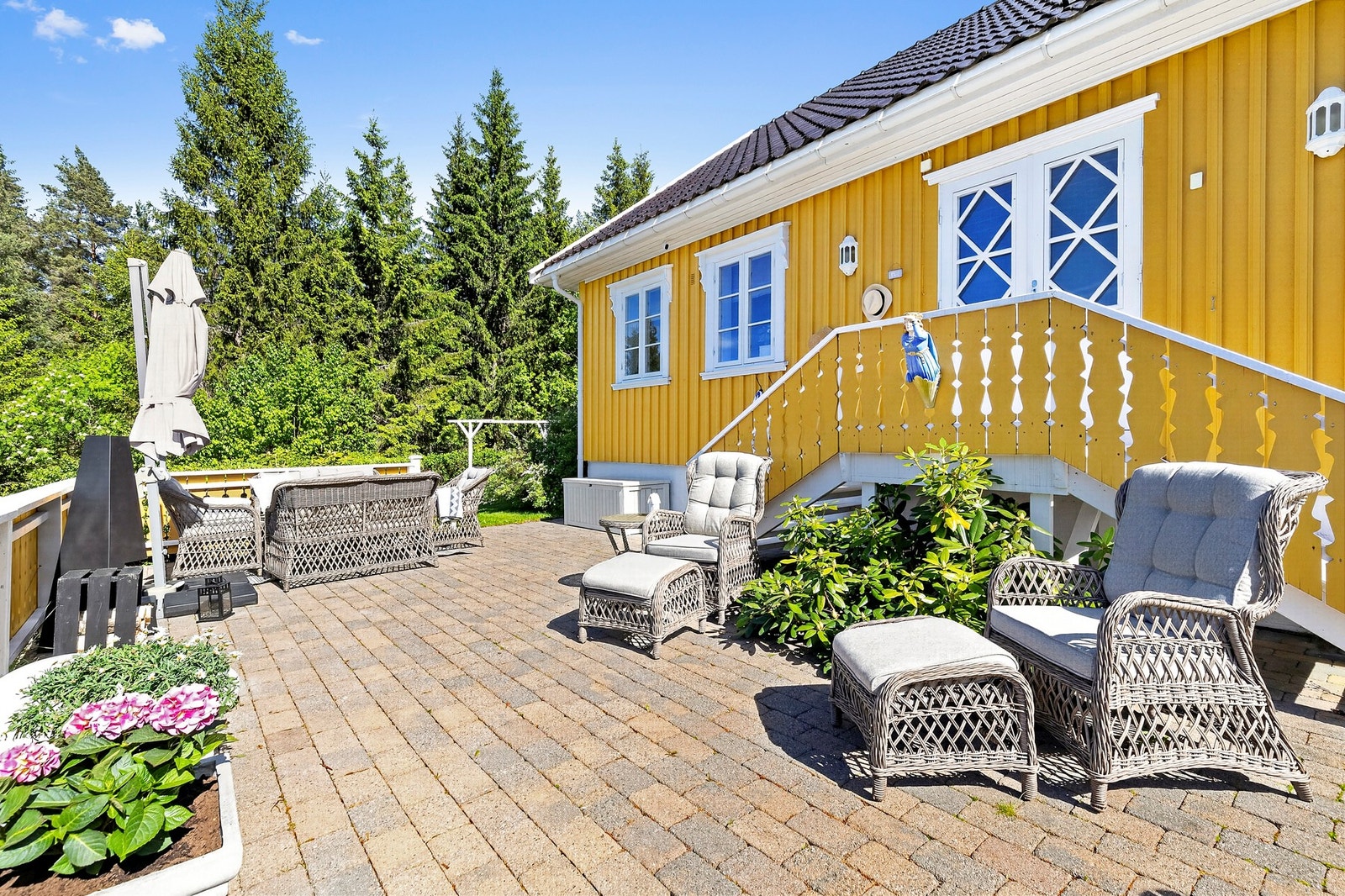 Store uteområder er steinsatte terrasser Galleribilde