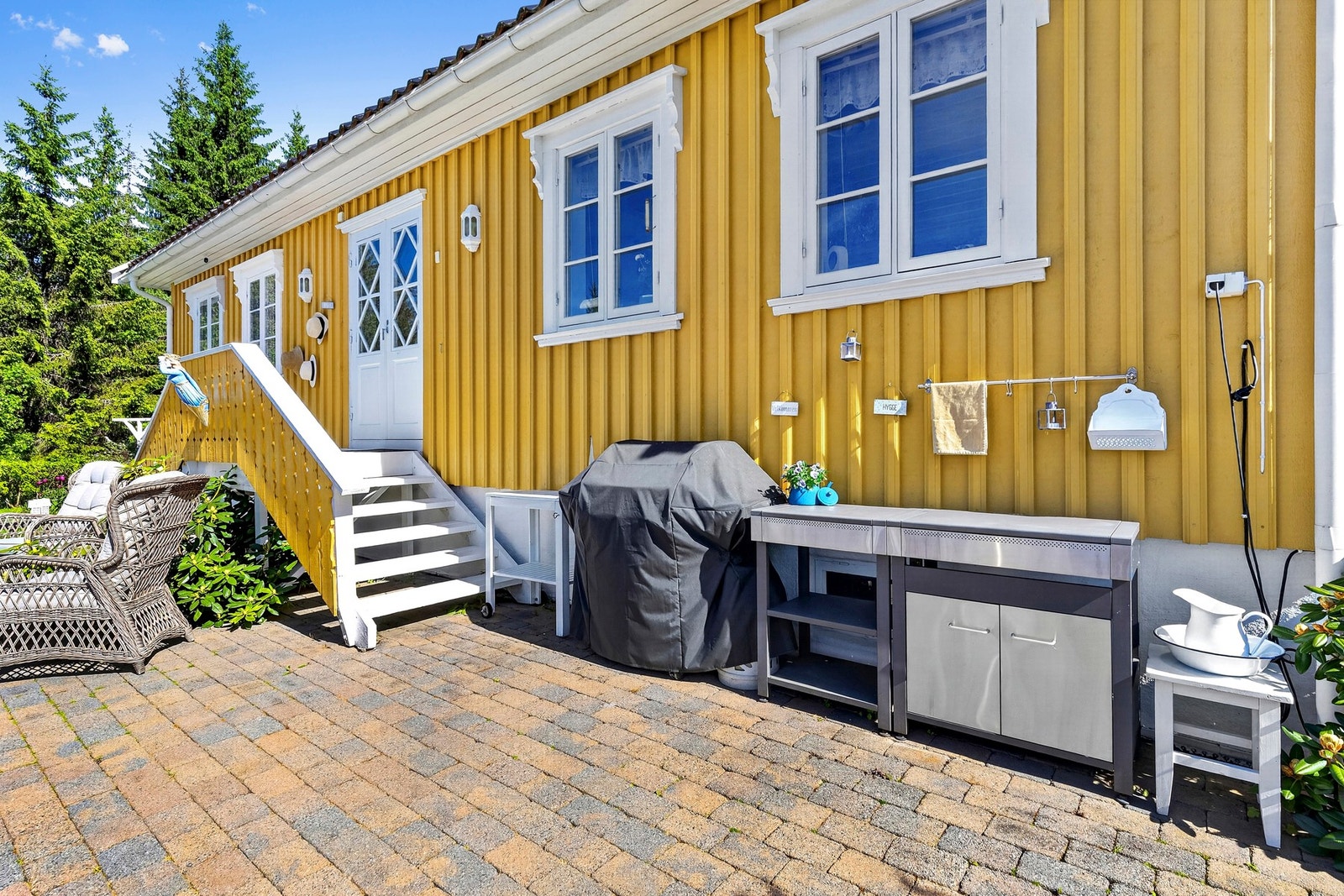 Utekjøkken ved steinsatt terrasse med utgang fra stuen Galleribilde