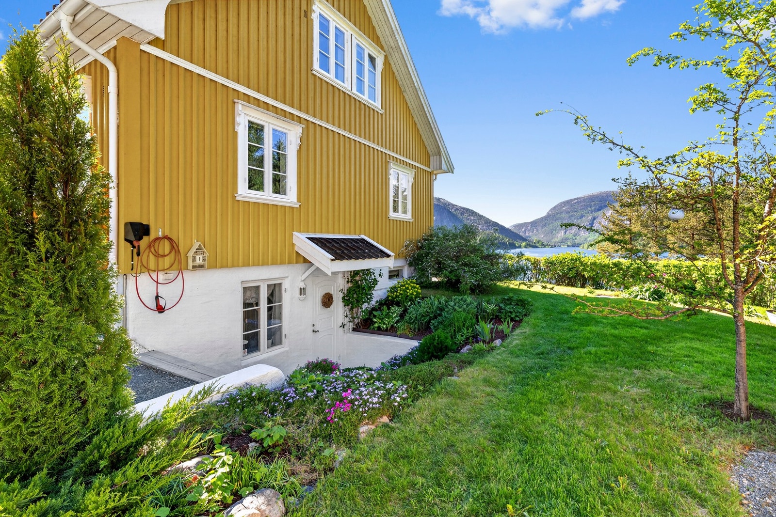 Det er nedgang til kjeller innenfra og fra gårdsplass / hagen Galleribilde