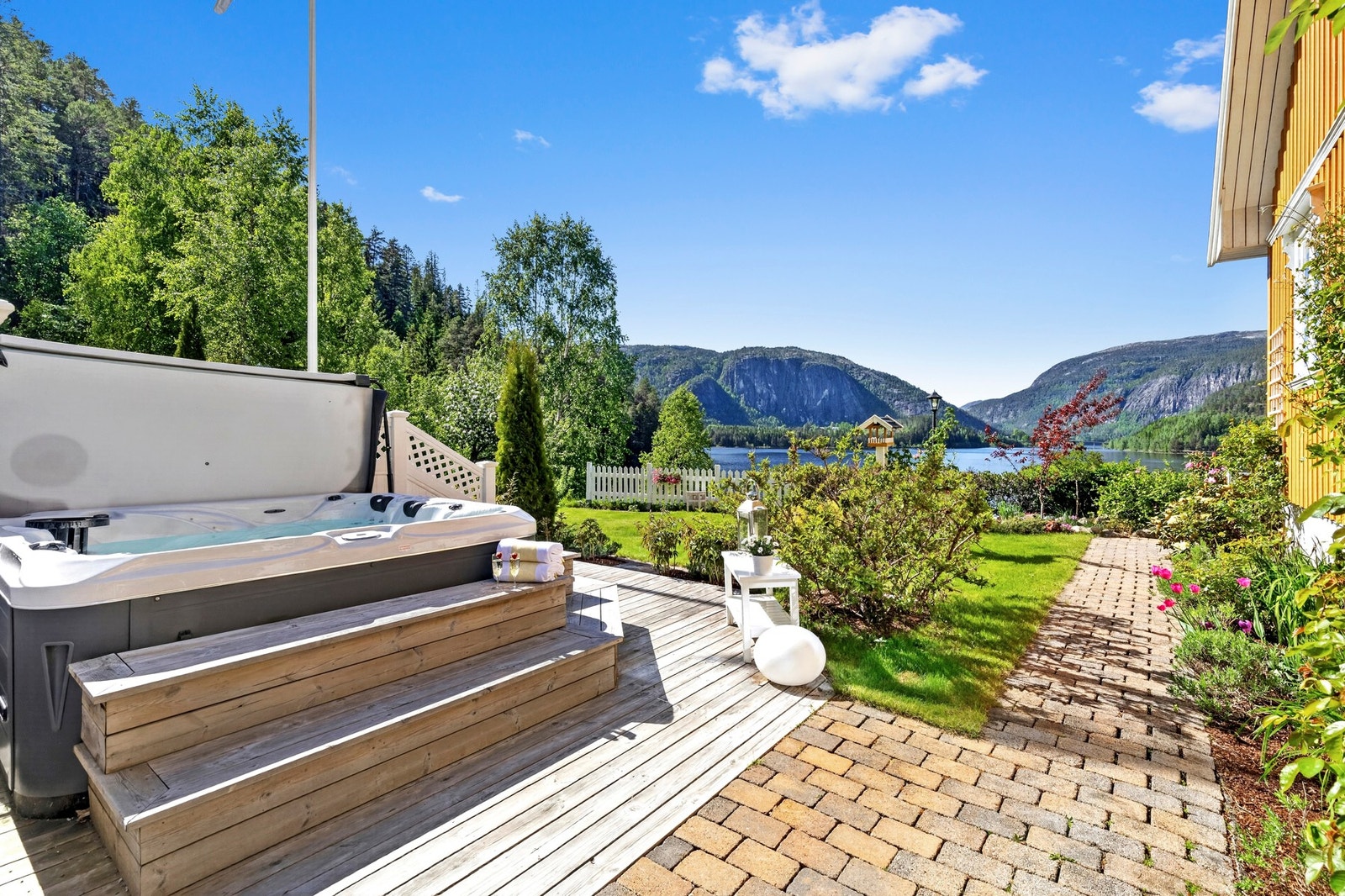 Terrasse med innfelt jacuzzi av type Sunbelt Spa "Admire Trend" Galleribilde