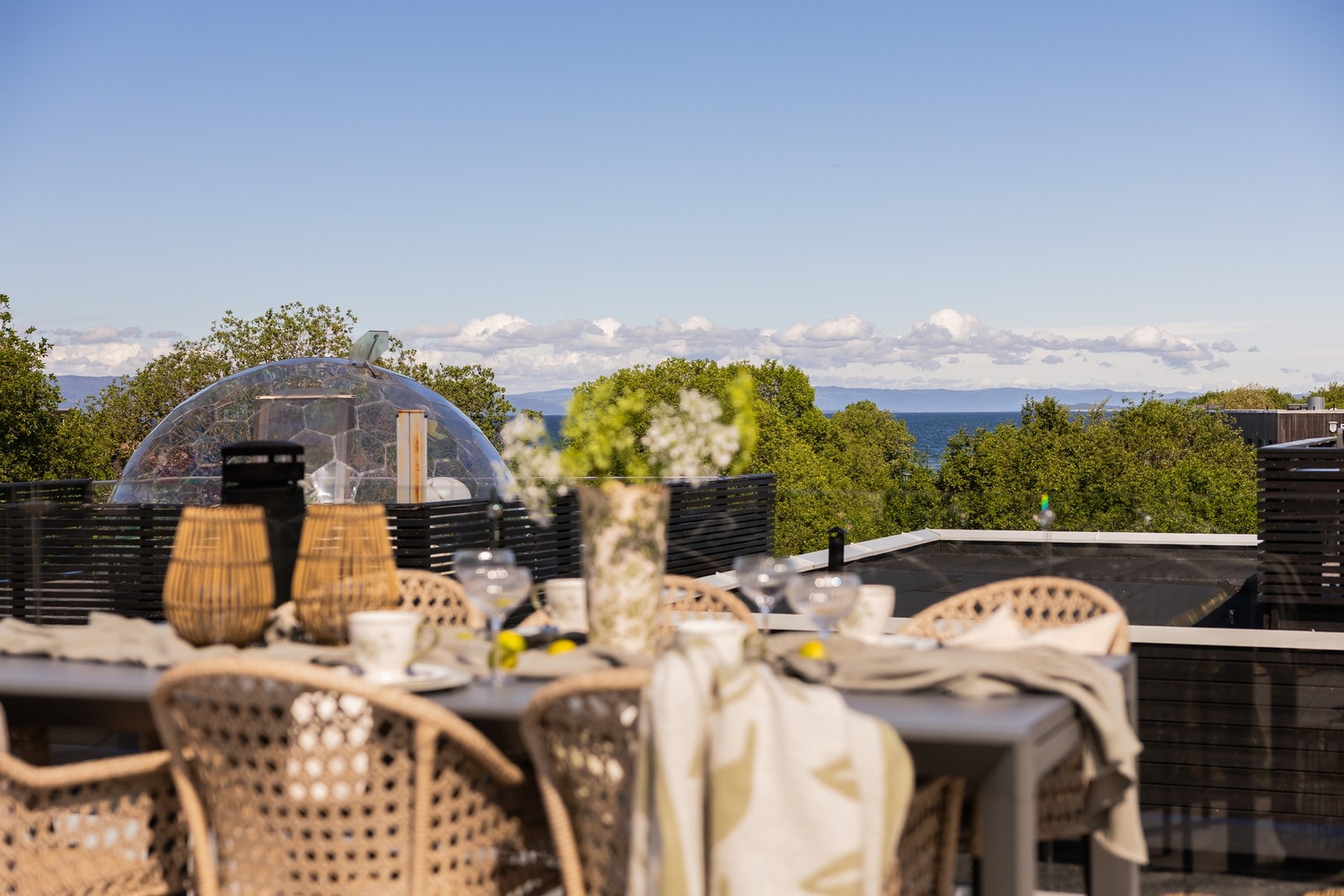 Fra takterrassen har man flott utsikt mot Trondheimsfjorden og gode solforhold gjennom dagen. Galleribilde