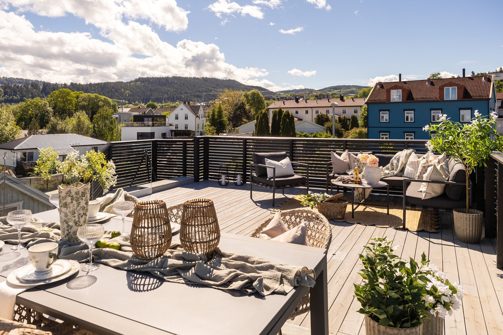En stor takterrasse med plass til både hengekøye, spisebord og møbler. Galleribilde
