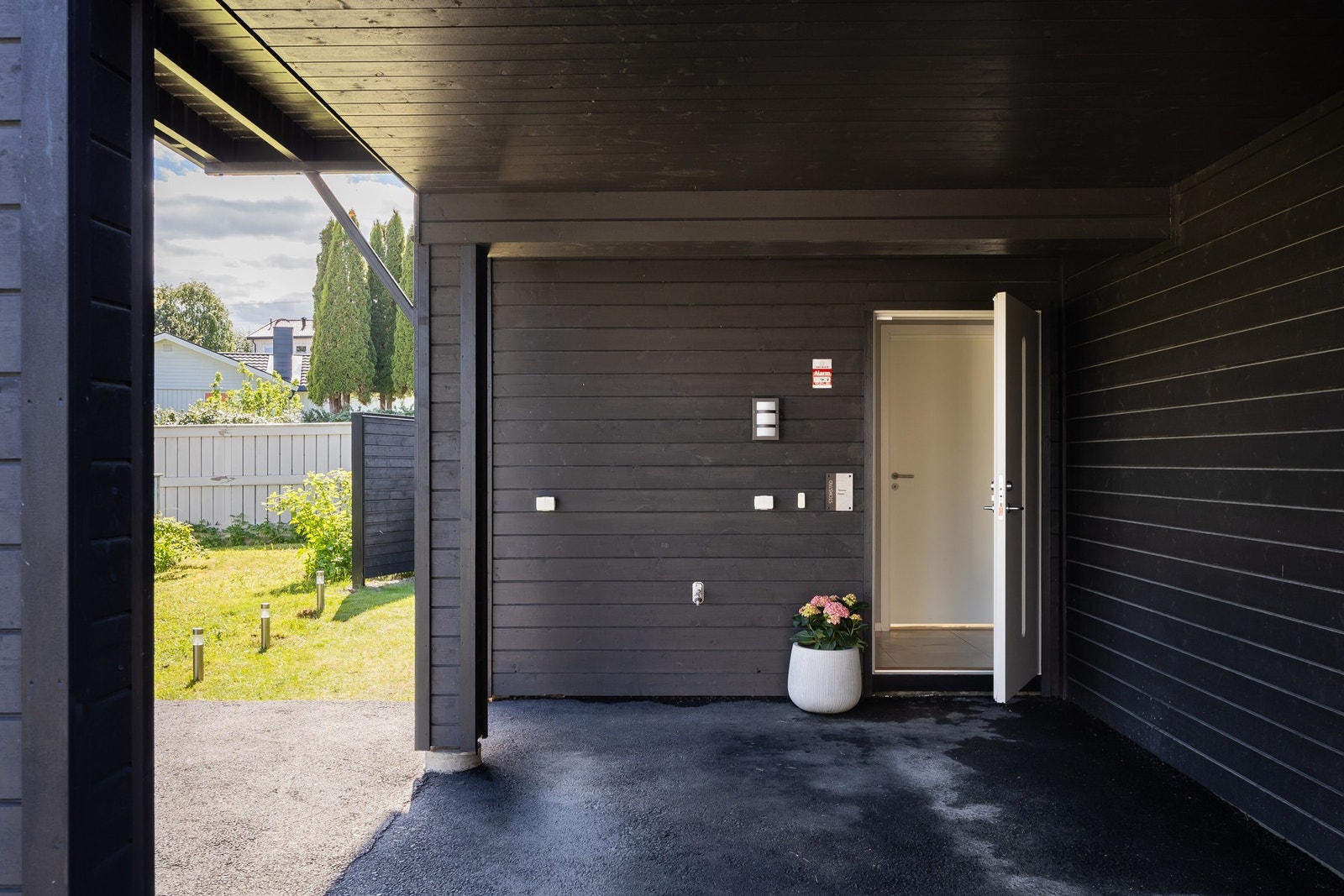 Praktisk carport med elbillader. Galleribilde