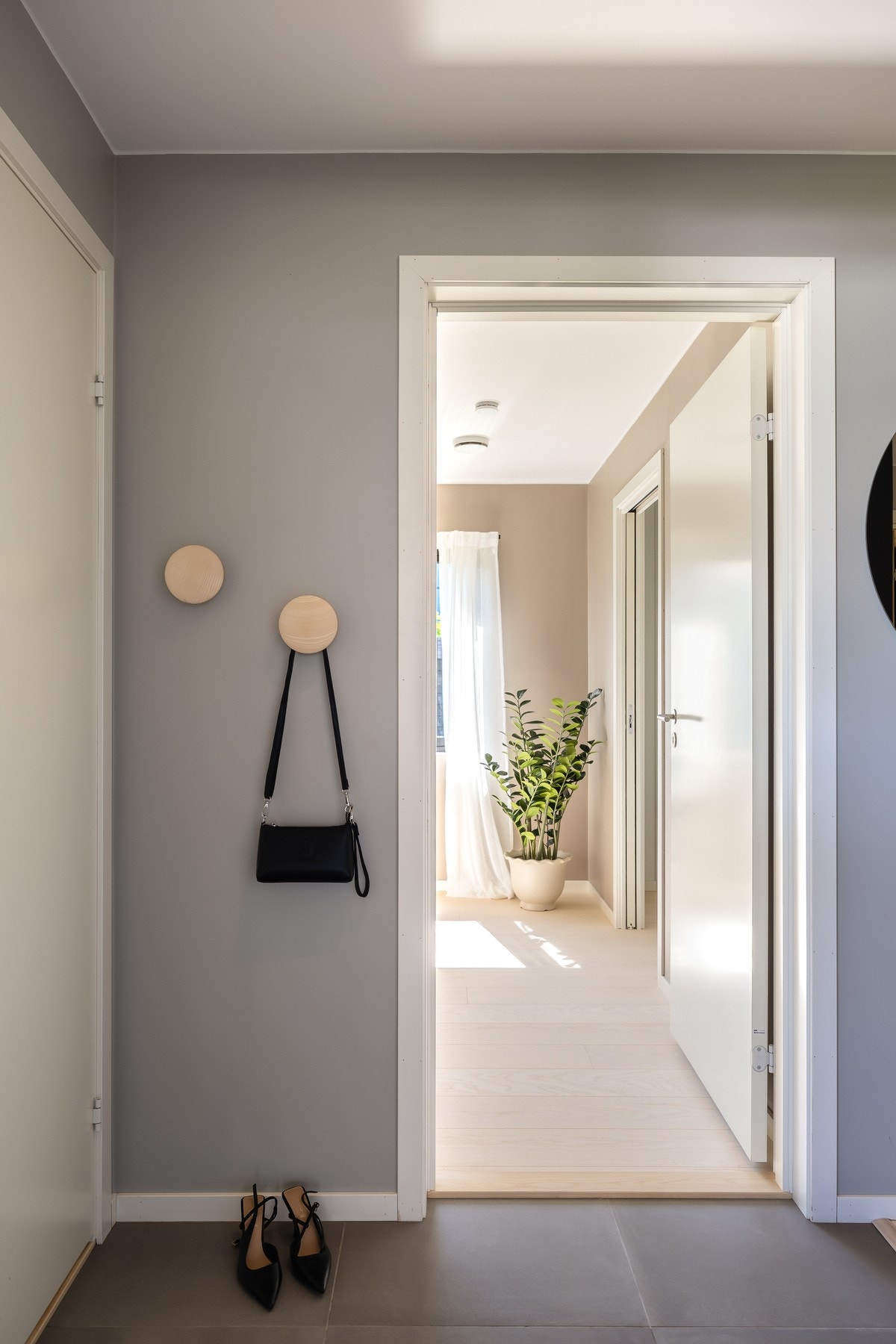 Hall oppmålt til 13 kvm. Her har man tilgang til både bod og teknisk rom for lagring. Galleribilde