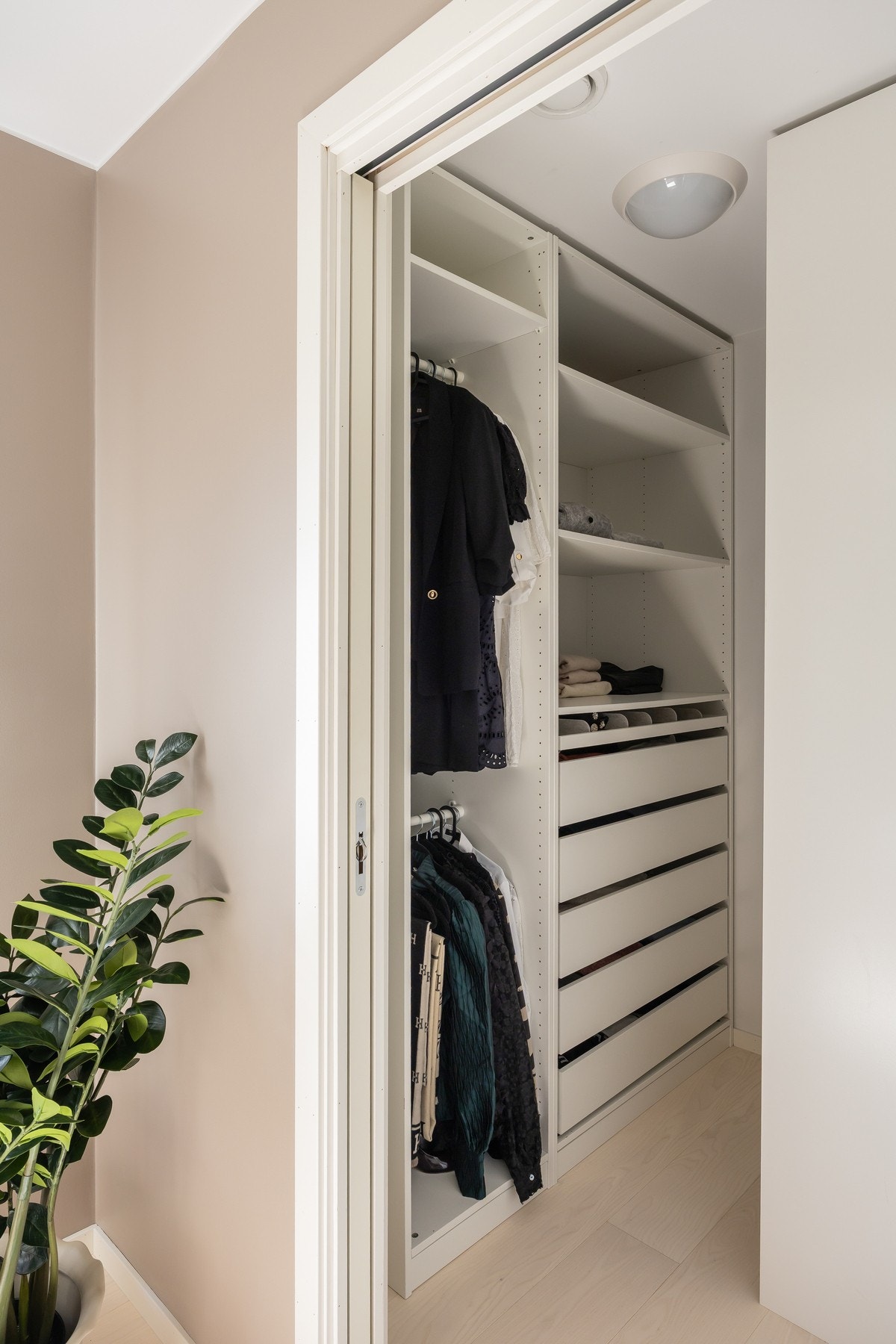 Godt med lagringsplass med i walk-in garderoben. Galleribilde