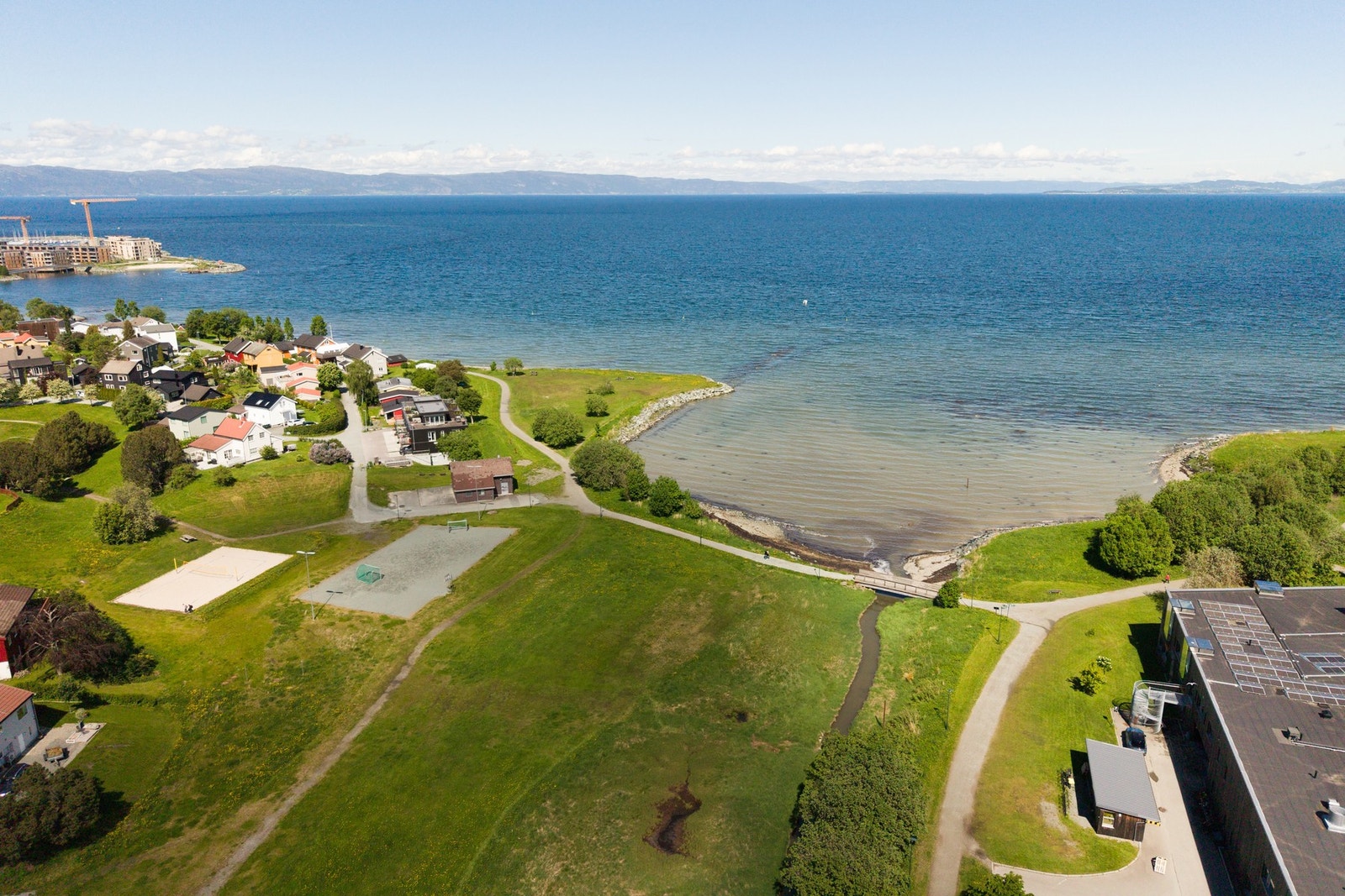 Nærområdet byr på flere badestrender, turmuligheter på Ladestien og Flipper Restaurant med hyggelig atmosfære. Galleribilde