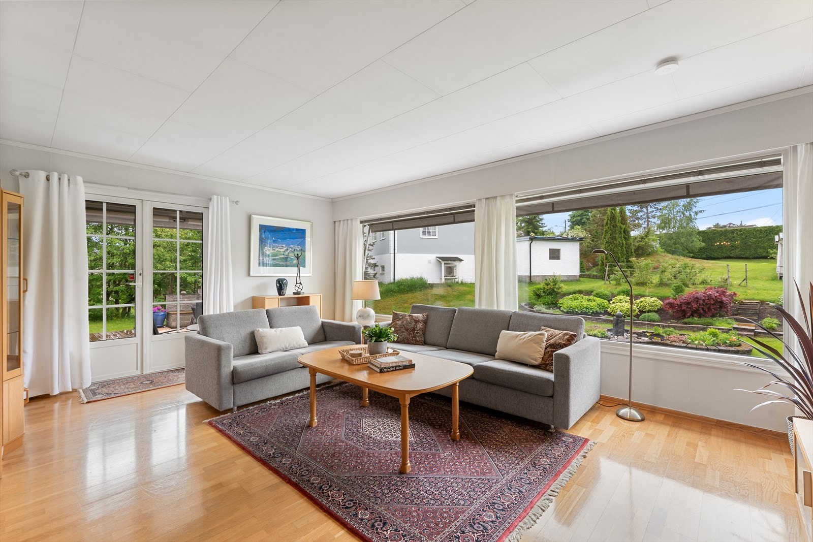 Stue med utgang til terrasse og hage Galleribilde