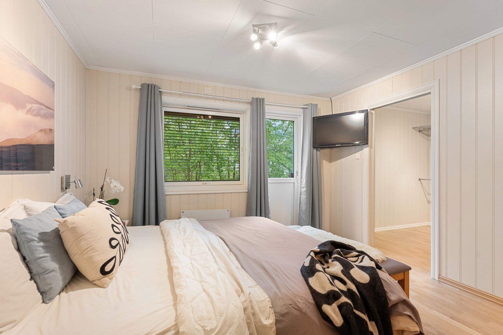 Soverom med walk in garderobe Galleribilde