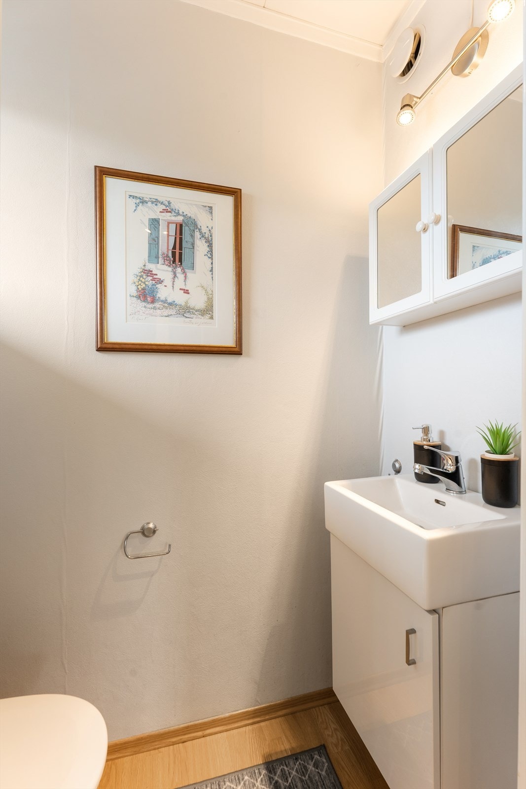 Separat WC med servantskap, servant og overskap med speil Galleribilde