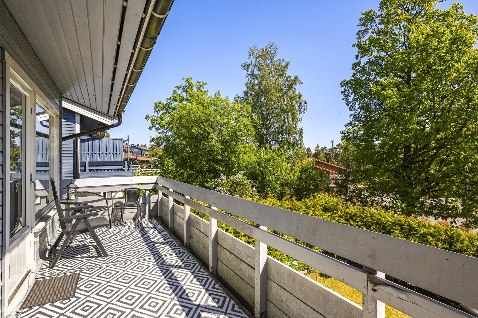 Boligen har to uteplasser på til sammen ca. 35 m², med en veranda og en romslig terrasse ved inngangspartiet. Galleribilde
