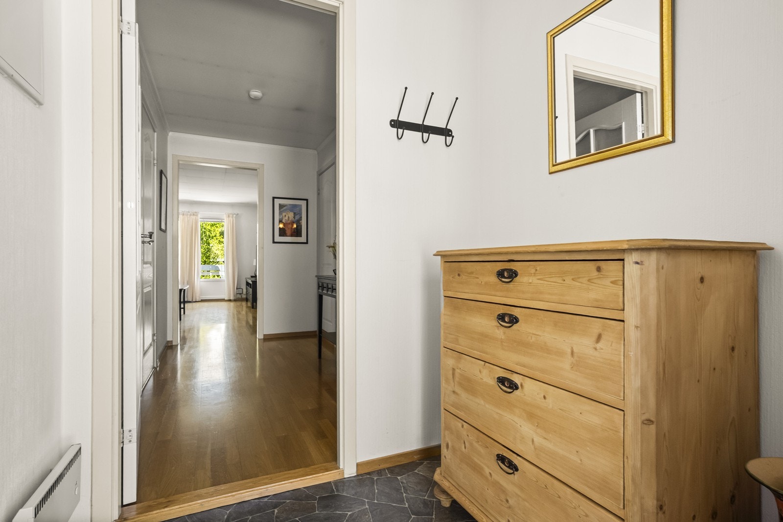 Entré med gulv belagt med belegg og plass til oppheng av yttertøy. Galleribilde