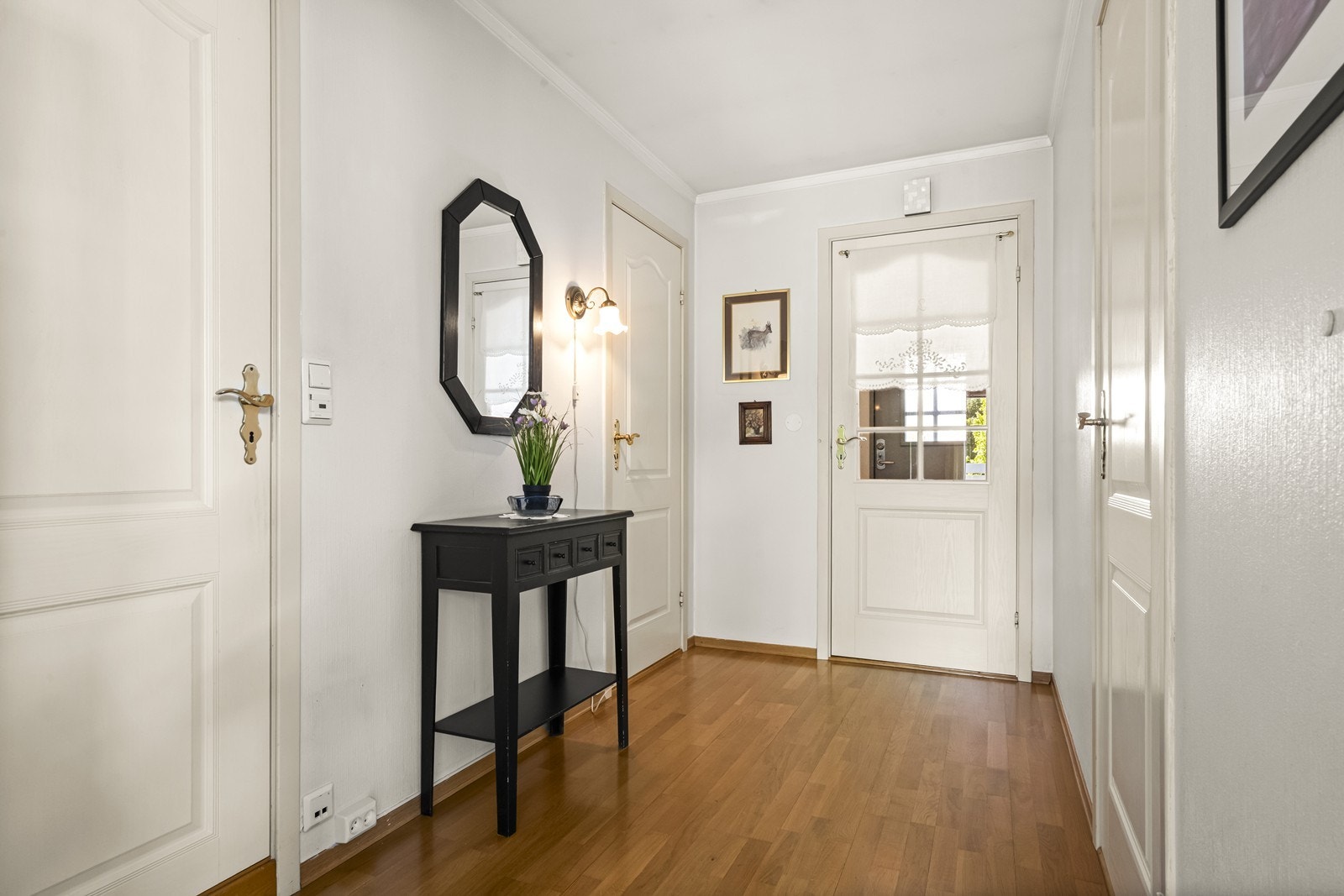 Velkommen inn! En praktisk og gjennomgående leilighet over ett plan, med to soverom og rikelig med lagringsplass. Galleribilde