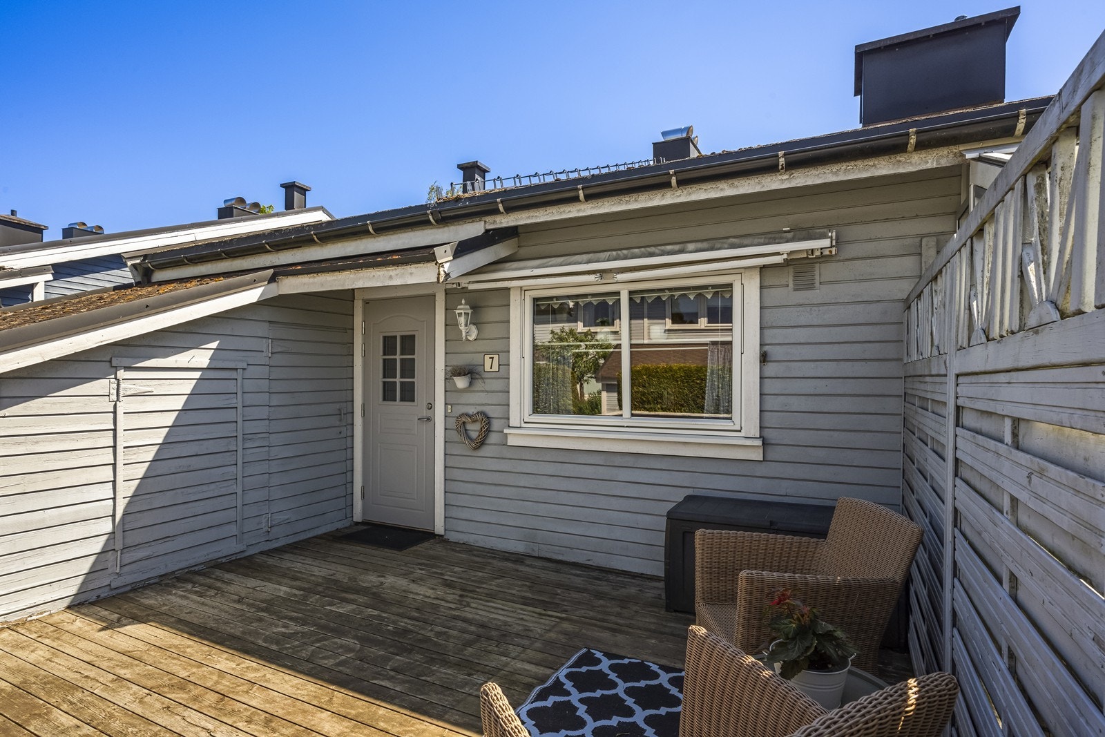 Ved inngangspartiet er det en terrasse på ca. 22 m² med god plass til utemøbler. Galleribilde
