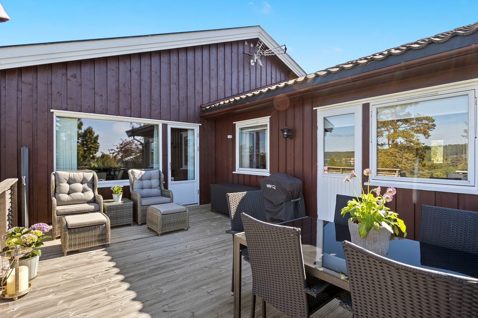 Her er det plass til både spisebord og en egen loungegruppe. Galleribilde