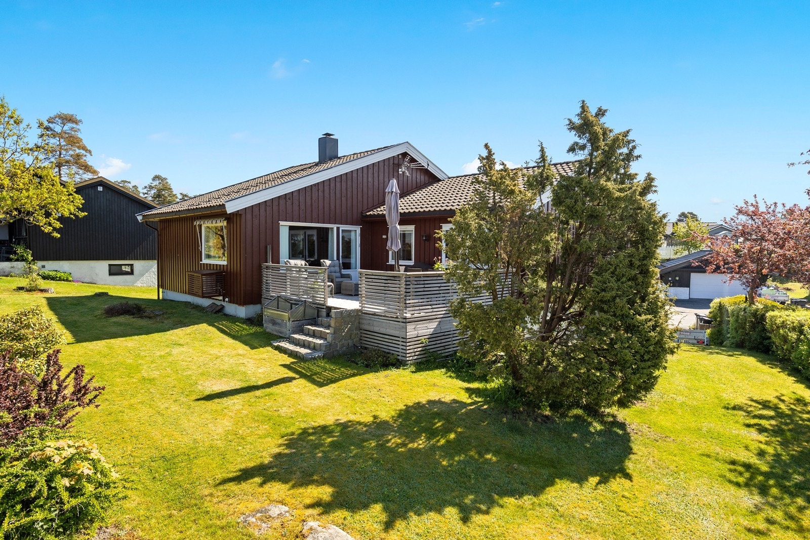Enebolig fra 1977 med en stor terrasse på 24 m² og en lettstelt hage. Galleribilde
