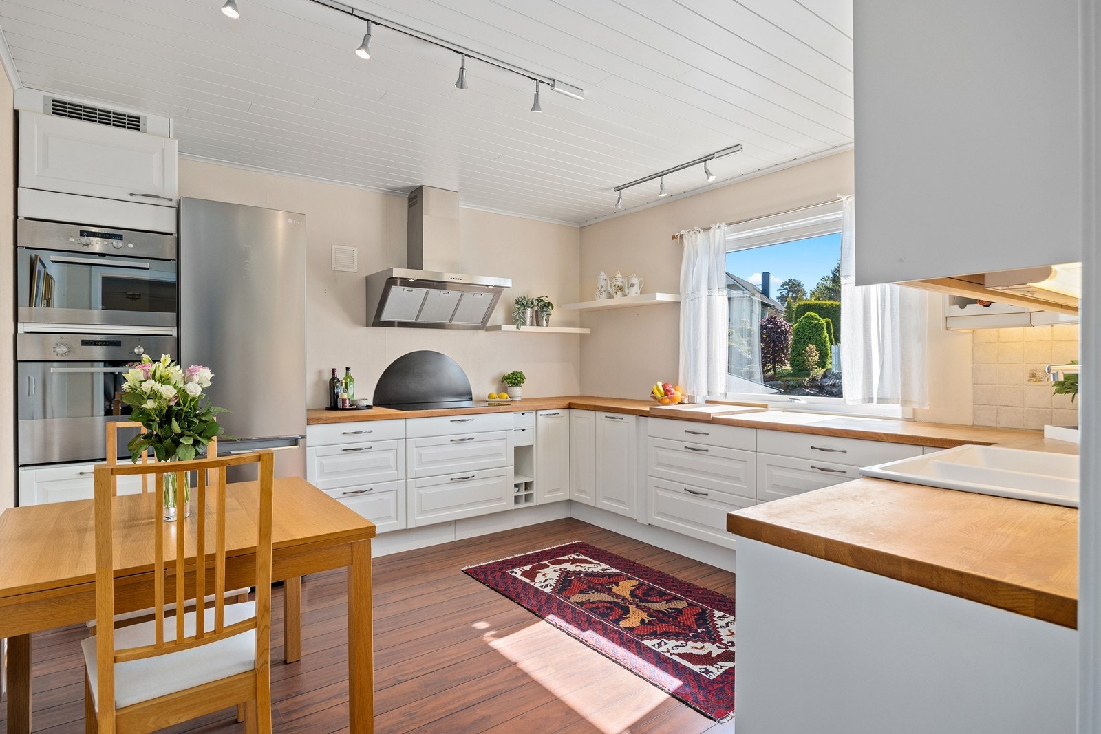 Kjøkkeninnredning fra 2008 med profilerte fronter. Det er også rom for spiseplass på kjøkkenet. Galleribilde
