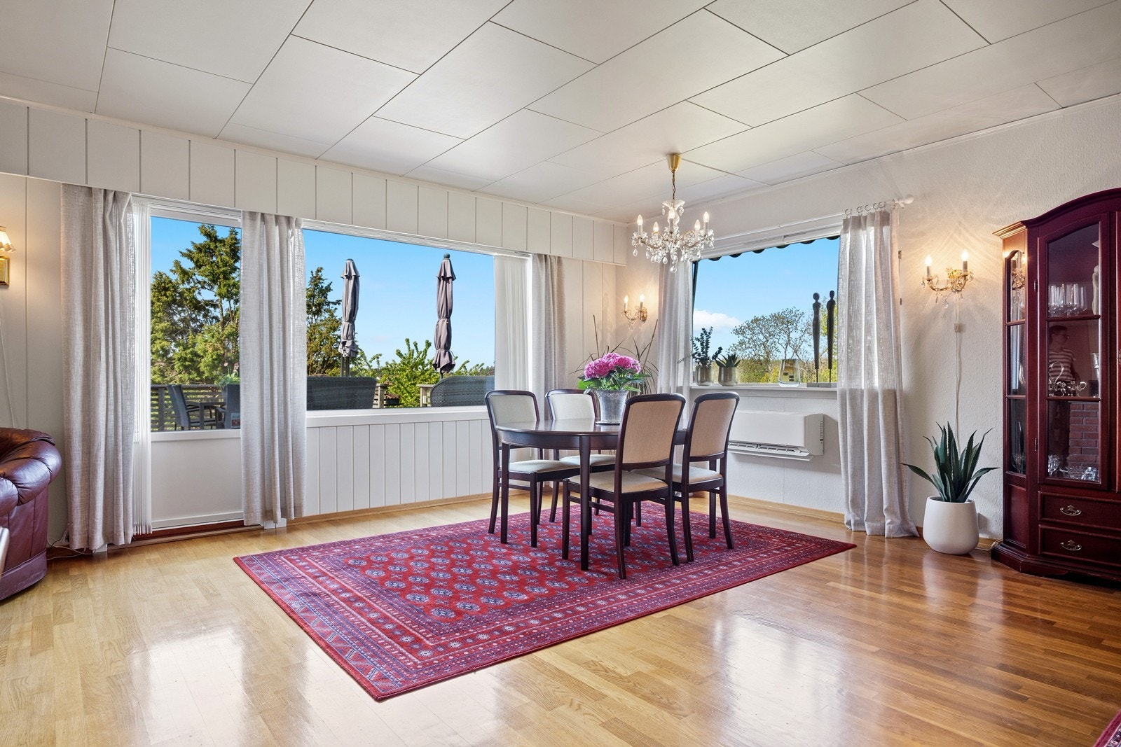 Fra stuen er det direkte utgang til en stor terrasse på 24 m². Galleribilde