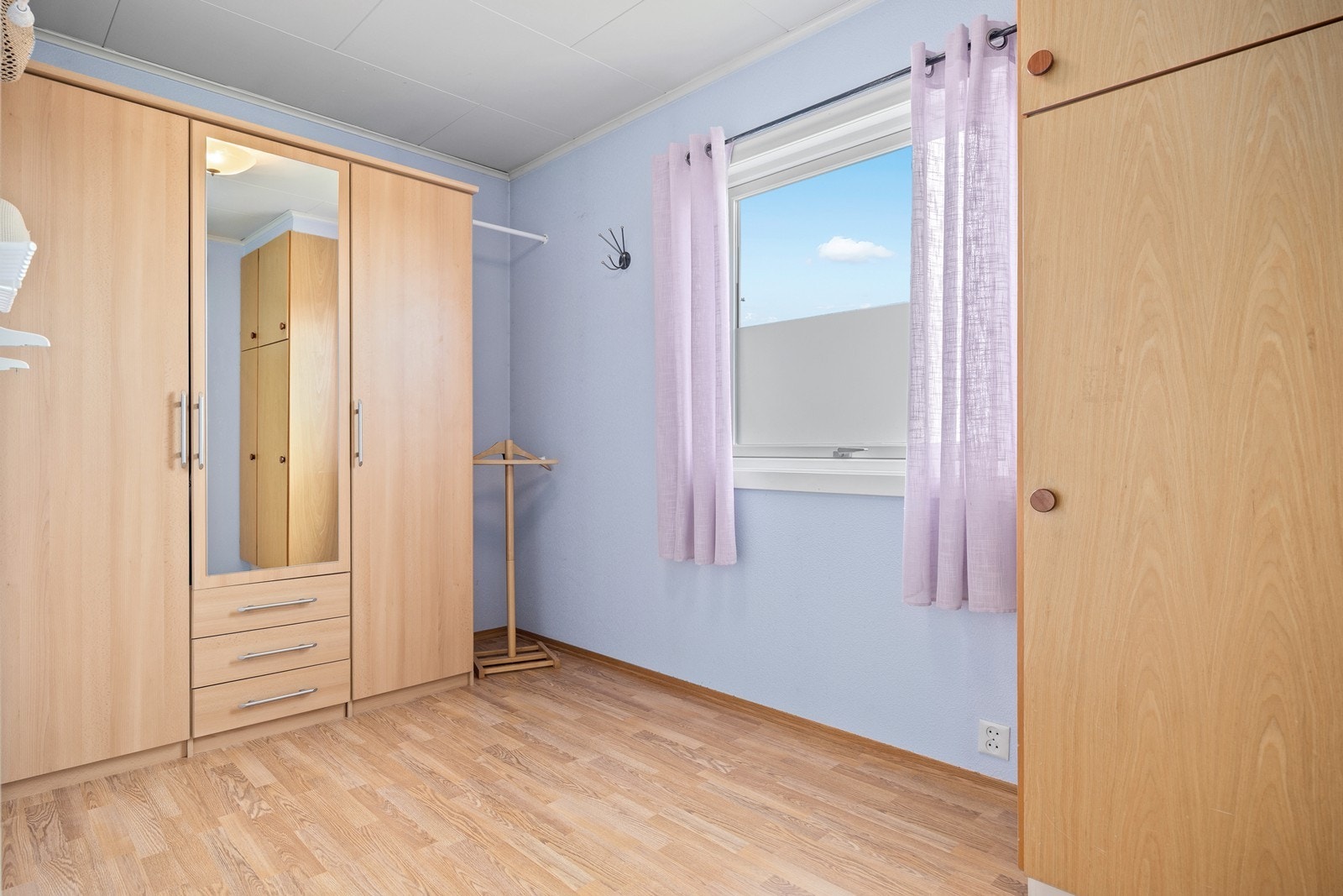 Soverommene er av god størrelse, hvor det er plass til både seng og garderobeløsninger. Galleribilde