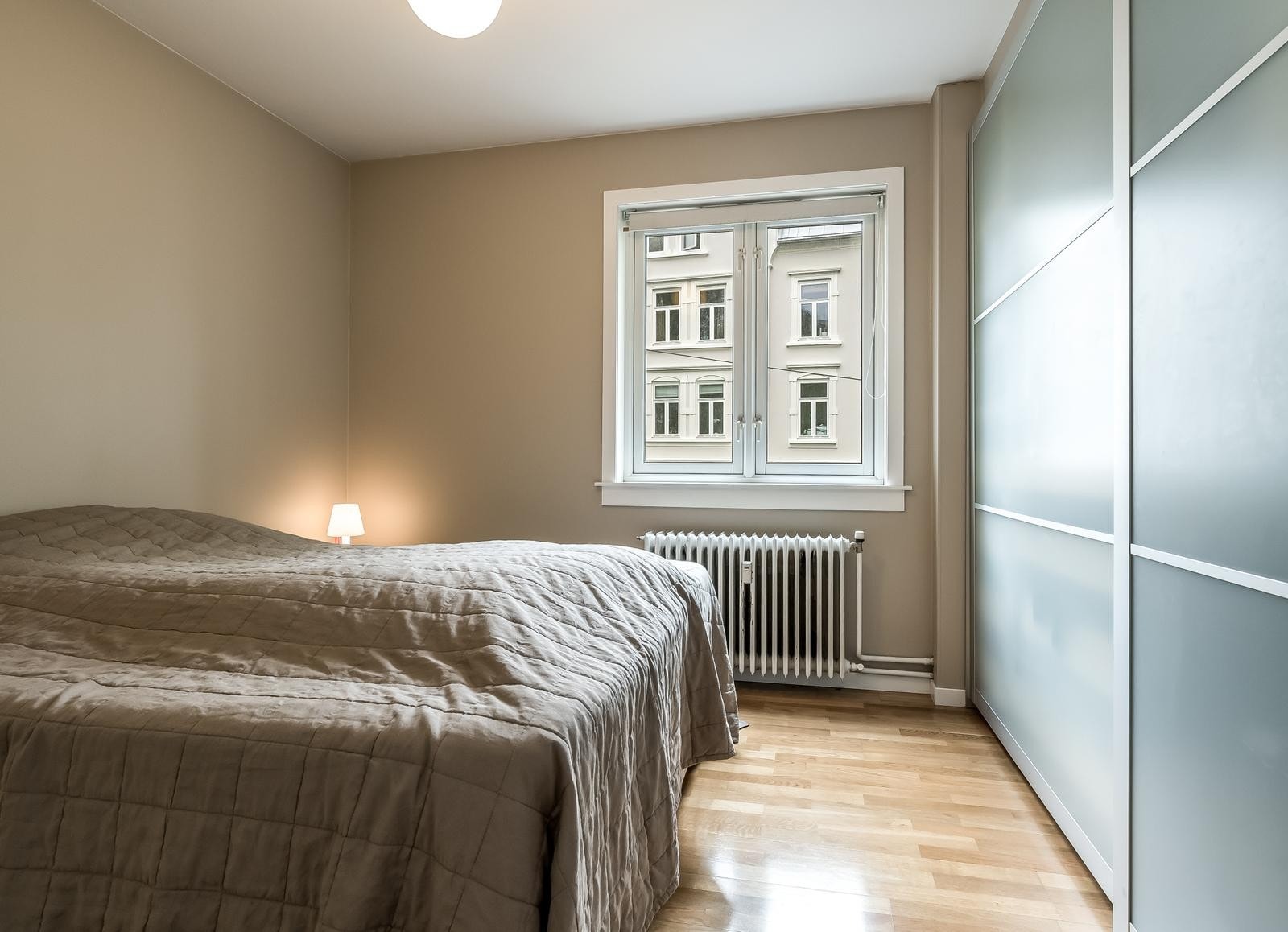 Hovedsoverom med stor skyvedørsgarderobe. Plass til 180 seng. Seng på bilde følger. Galleribilde