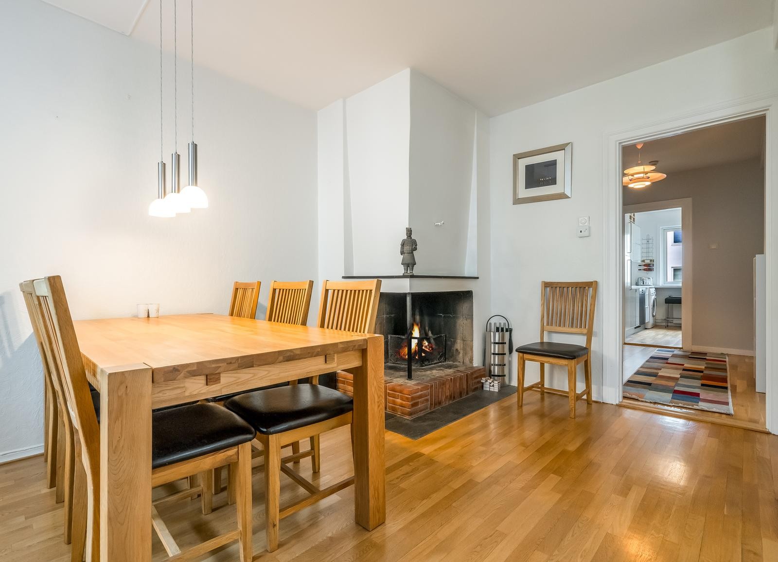 Spisestue med peis og utgang til balkong. Galleribilde