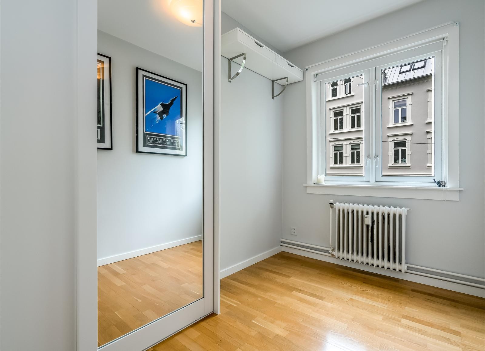 Soverom 2 med skyvedørsgarderobe. Brukes i dag som kontor. Fint gjesterom! Galleribilde