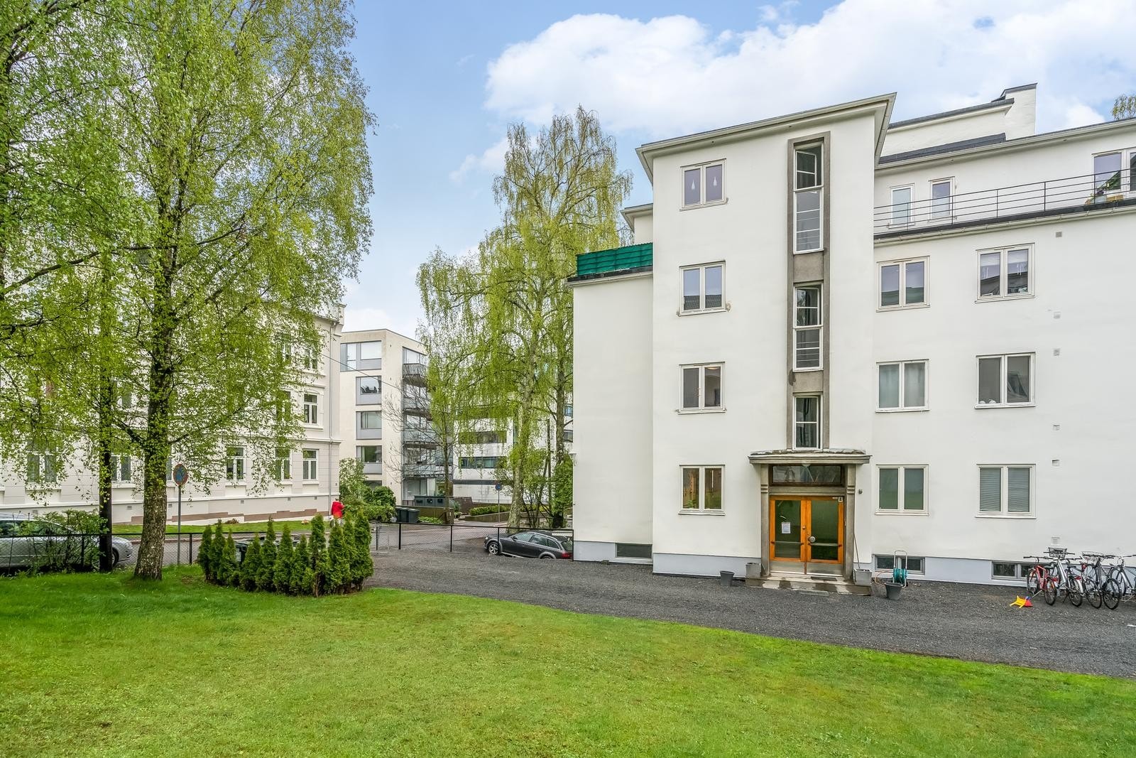 Fasade med pent opparbeidet uteareal. Eiendommen er inngjerdet. Galleribilde