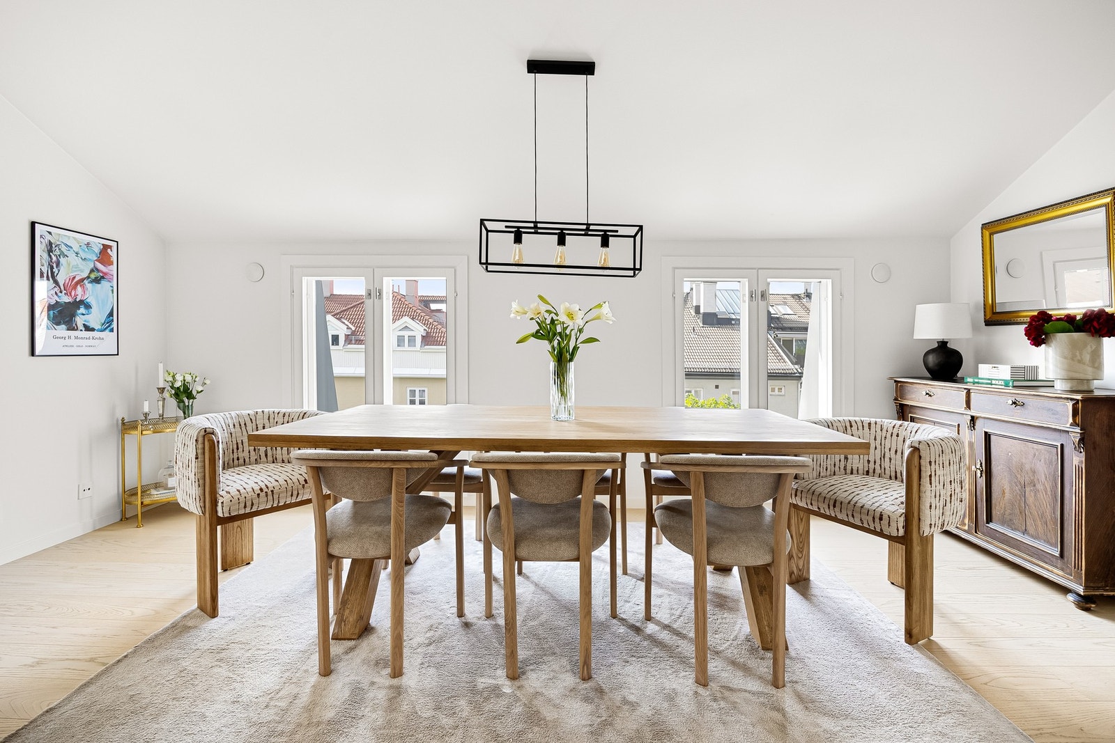 Her får du 92 kvm gulvareal med god takhøyde og et fint lysinnslipp som gir rommene en åpen og behagelig atmosfære. Galleribilde