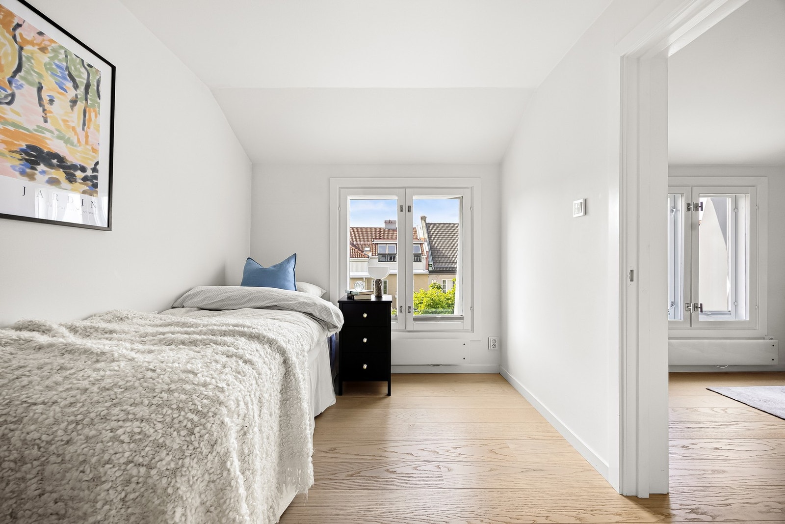 Lyst og romslig soverom med plass til seng og plassbygde garderobeløsninger. Galleribilde