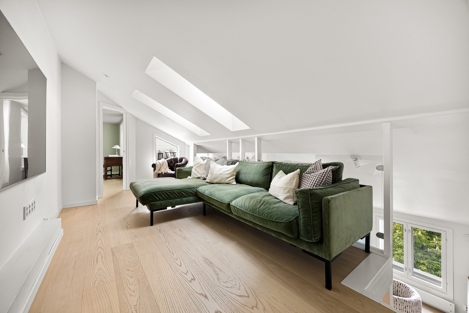 Fra stuen er det videre adkomst opp til hemsen, som gir boligen en svært god romløsning over to plan. Her får du enda et oppholdsrom med plass til sofa. Galleribilde