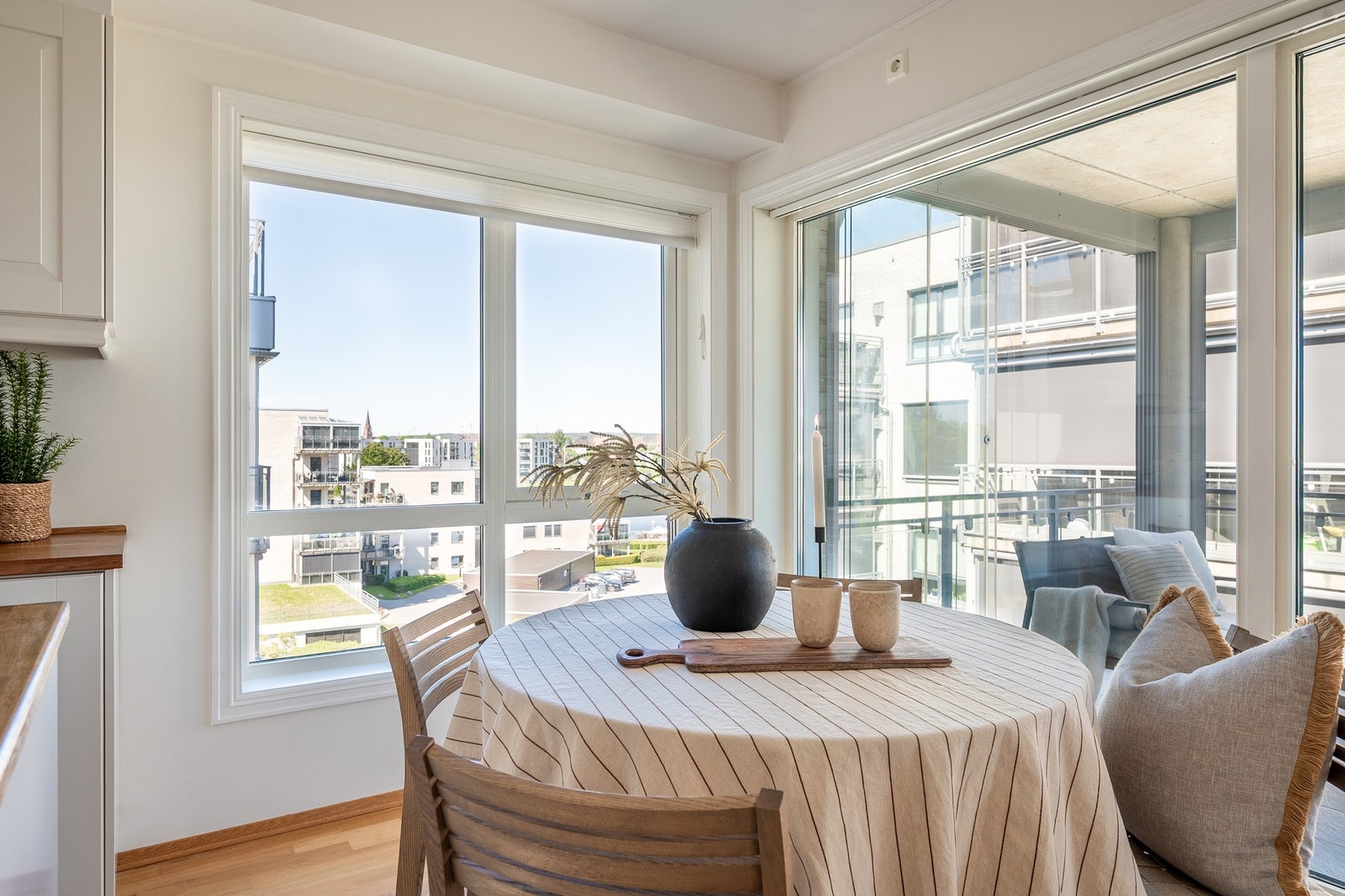 Ved spisebordet er det god plass til familie og venner - her er det plass til å dekke langbord ved større anledninger. Galleribilde