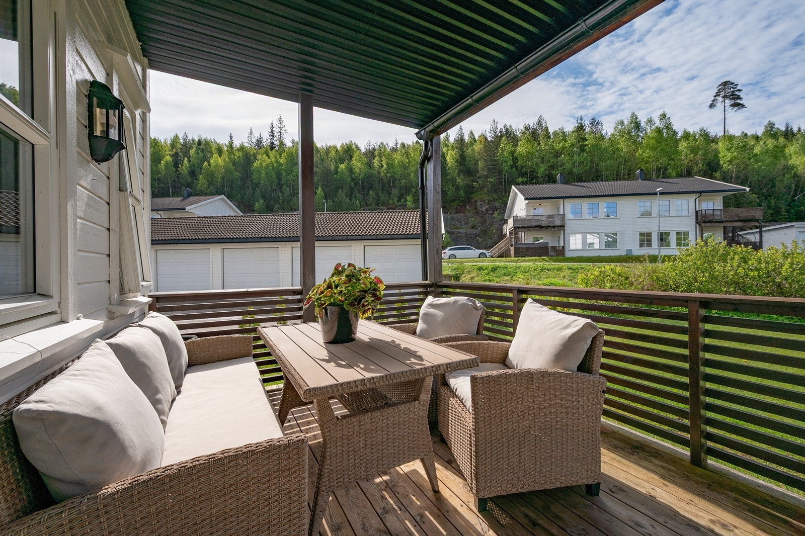Sydvest-vendt, solrik terrasse ut fra stuen Galleribilde