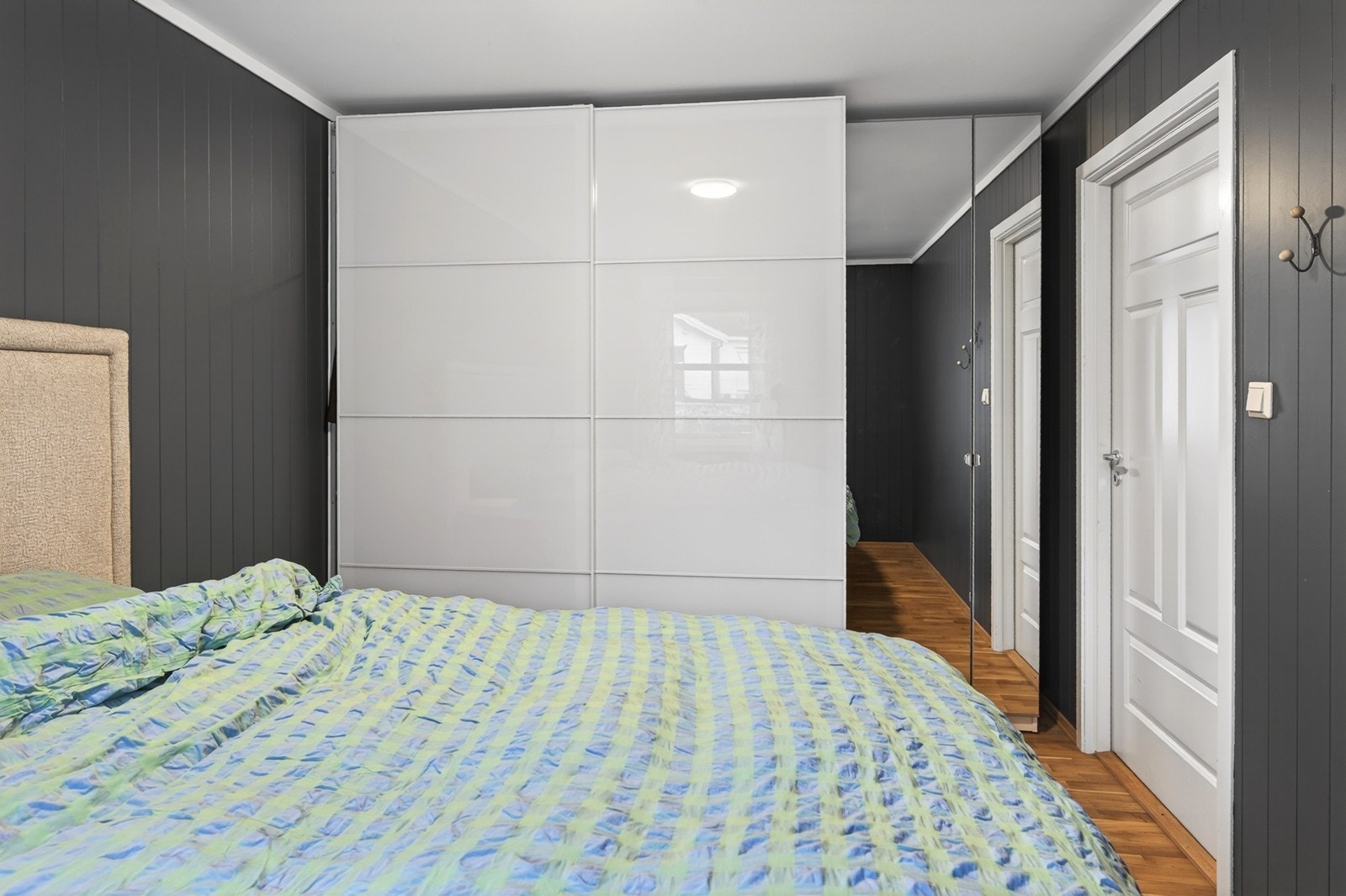 Smart oppbevaring i skyvedørsgarderobe Galleribilde