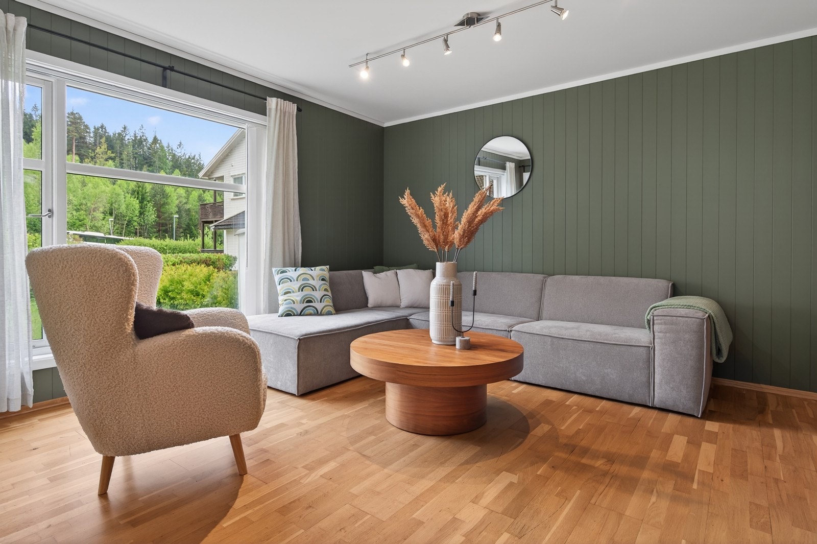 Store vindusflater gir godt med naturlig lys Galleribilde