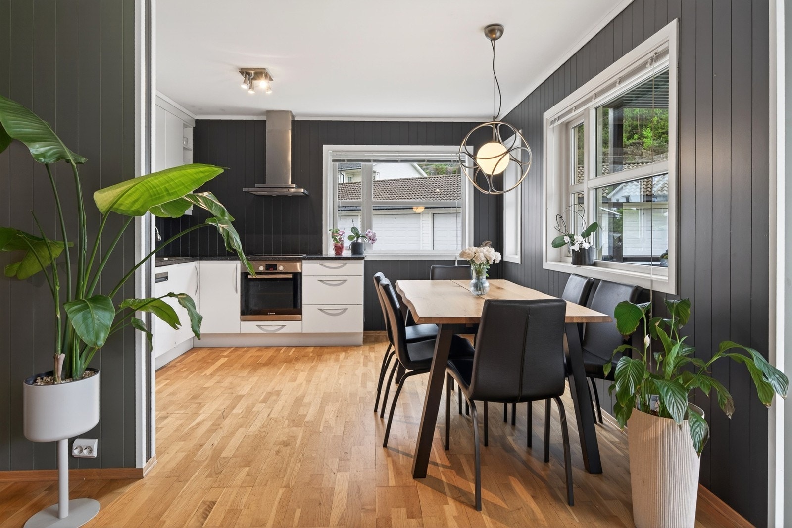 Fin plass for spisebord under vindu Galleribilde