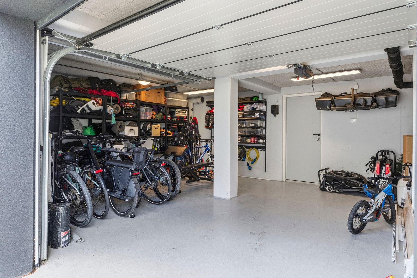 I tilknytning til garasjen er det også en praktisk bod. Galleribilde